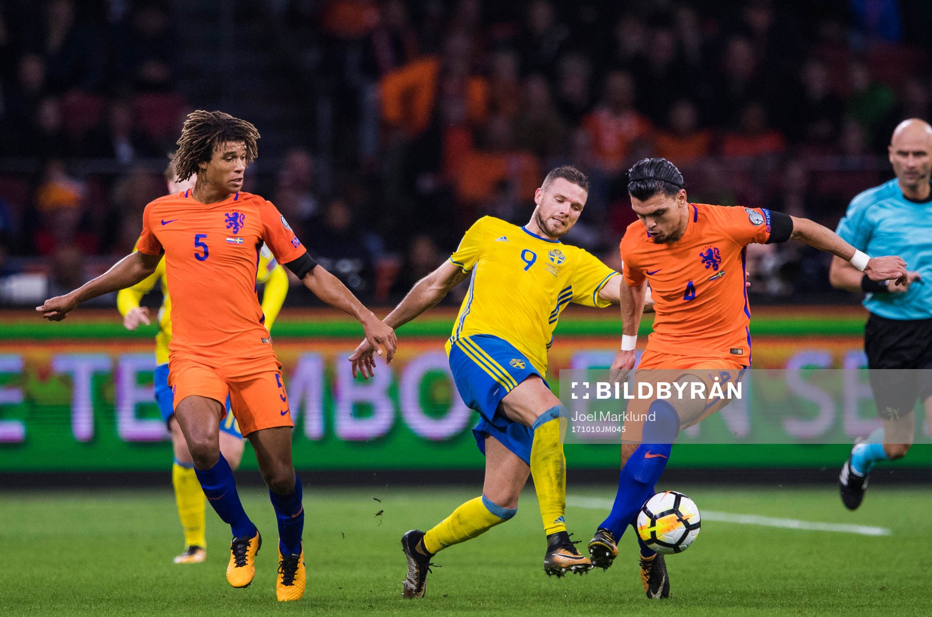 Hollands Nathan Ake och Hollands Karim Rekik mot Sveriges