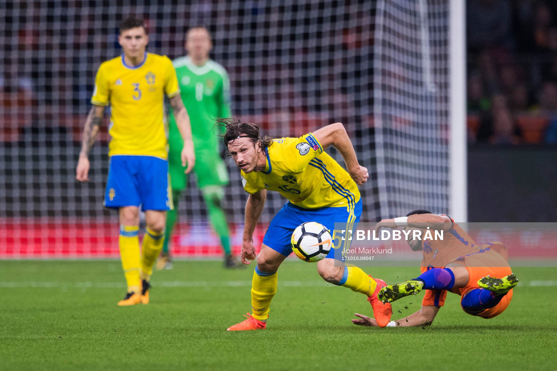 Sveriges Gustav Svensson tar sig förbi Hollands Tonny