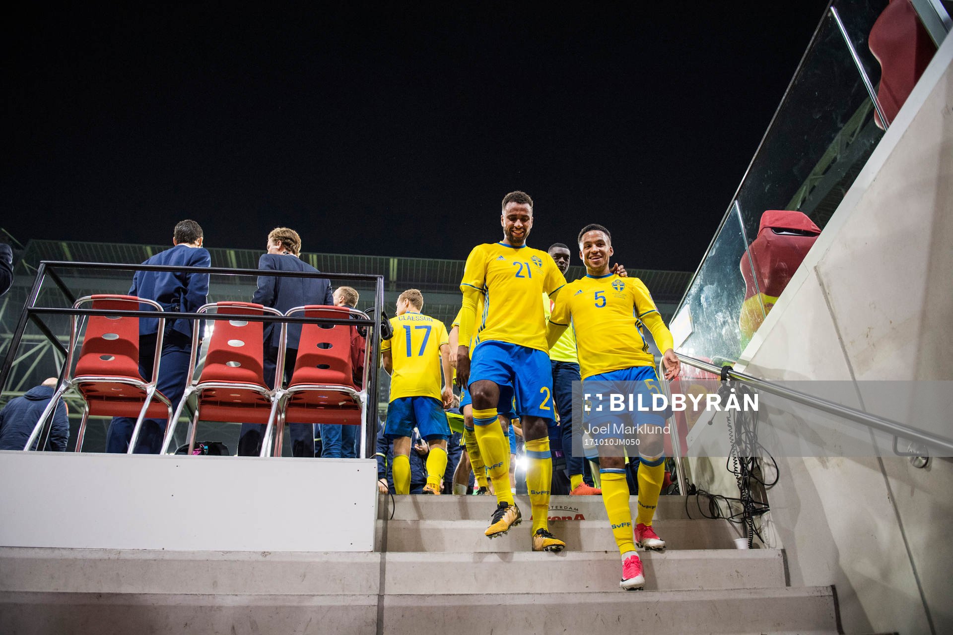 Sveriges Isaac Kiese Thelin och Martin Olsson lämnar arenan