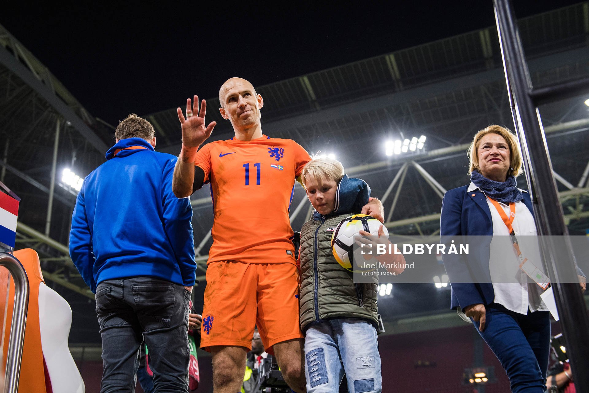 Hollands Arjen Robben lämnar arenan