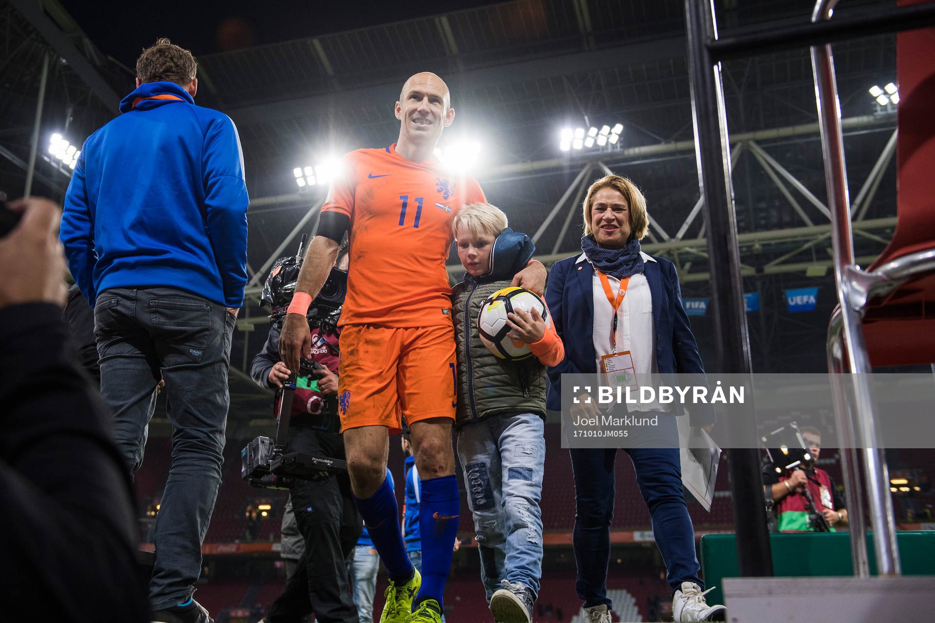 Hollands Arjen Robben lämnar arenan