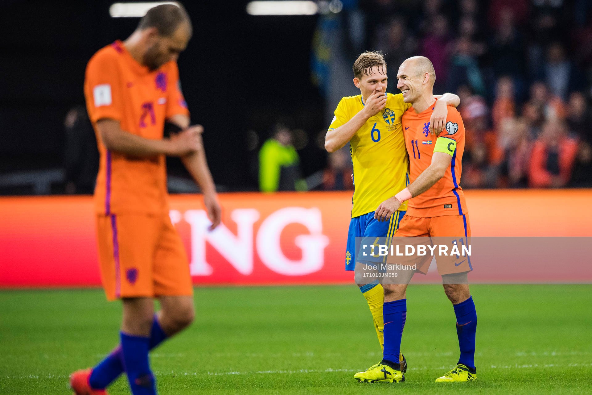 Sveriges Ludwig Augustinsson och Hollands Arjen Robben