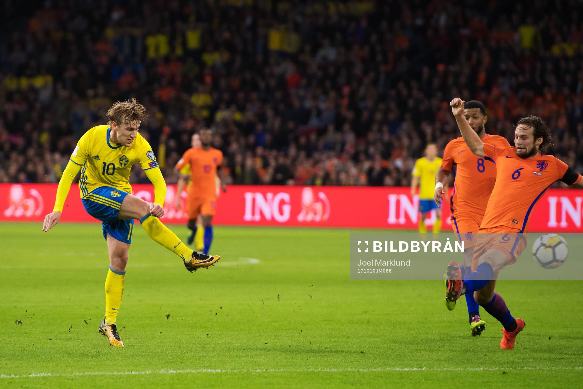 Sveriges Emil Forsberg skjuter ett skott
