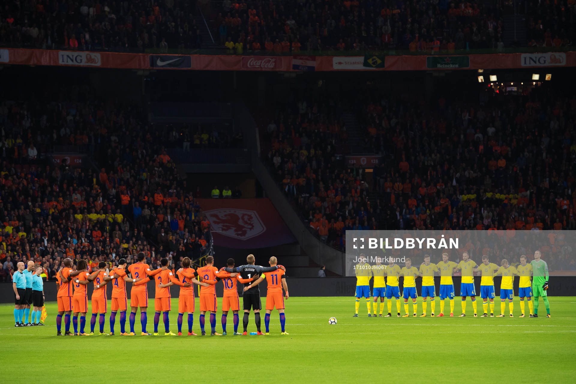 Hollands och Sveriges spelare står uppställda