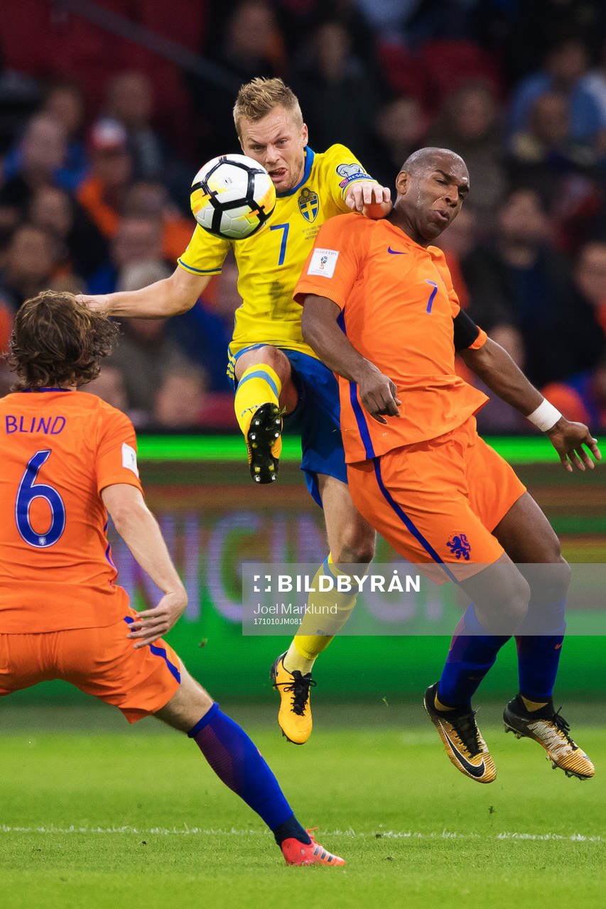 Sveriges Sebastian Larsson i en närkamp med Hollands Ryan