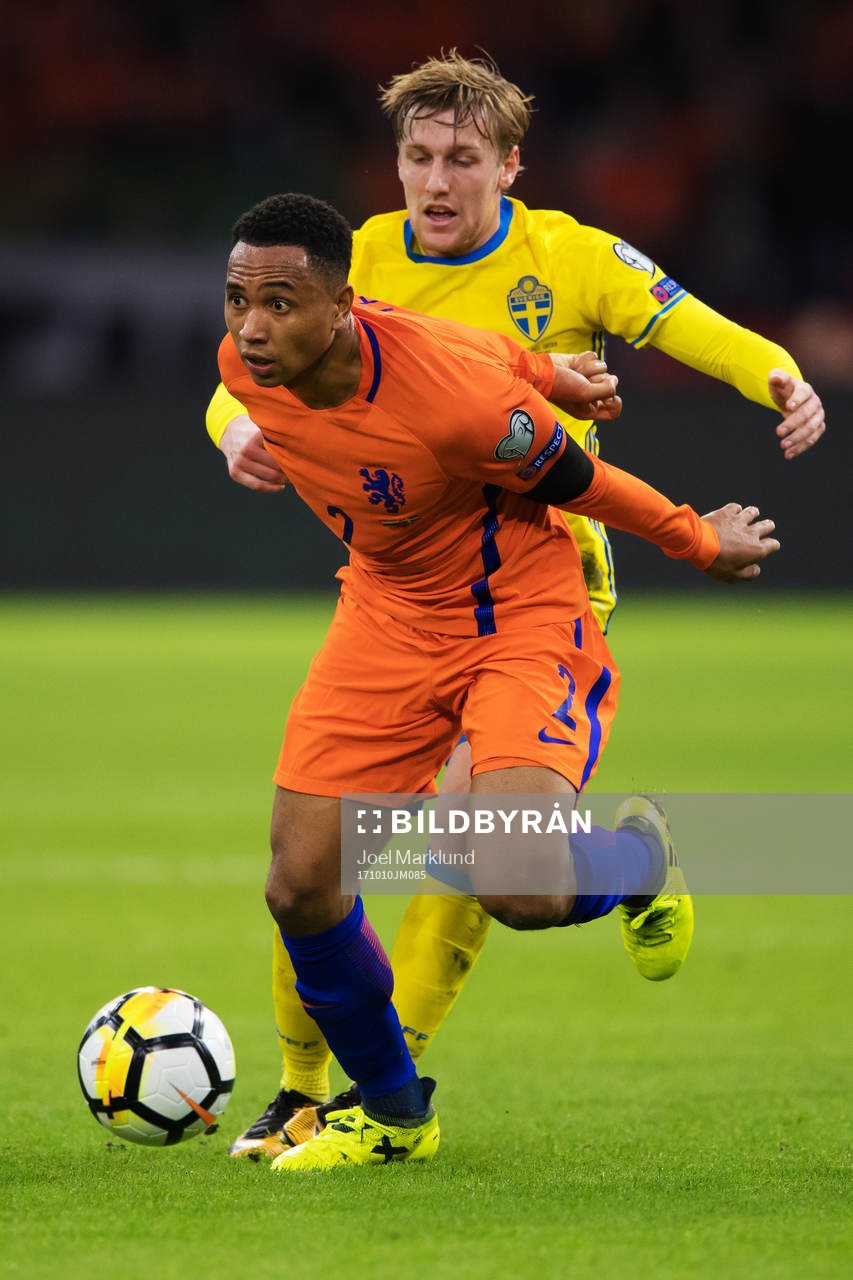 Hollands Daryl Janmaat framför Sveriges Emil Forsberg