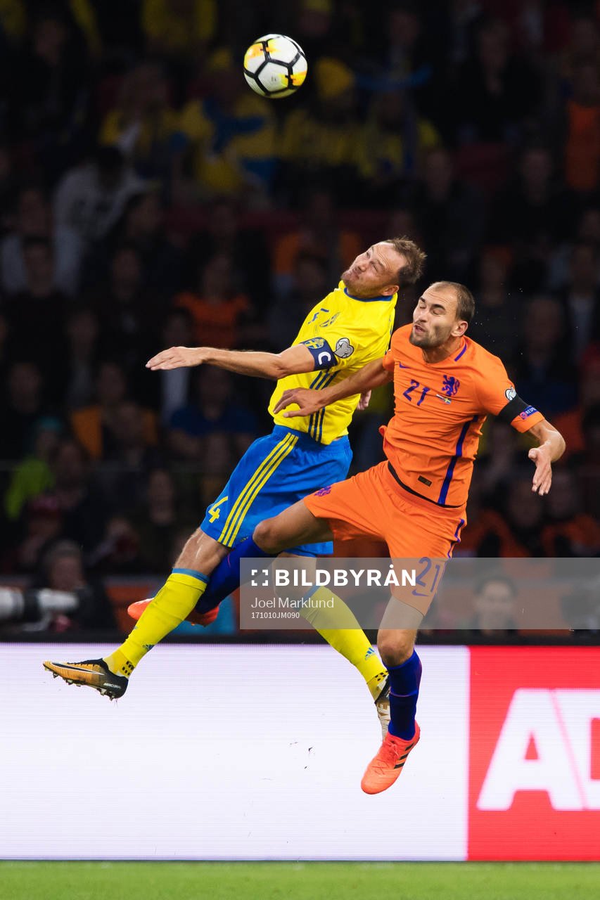 Sveriges Andreas Granqvist i en nickduell med Hollands Bas