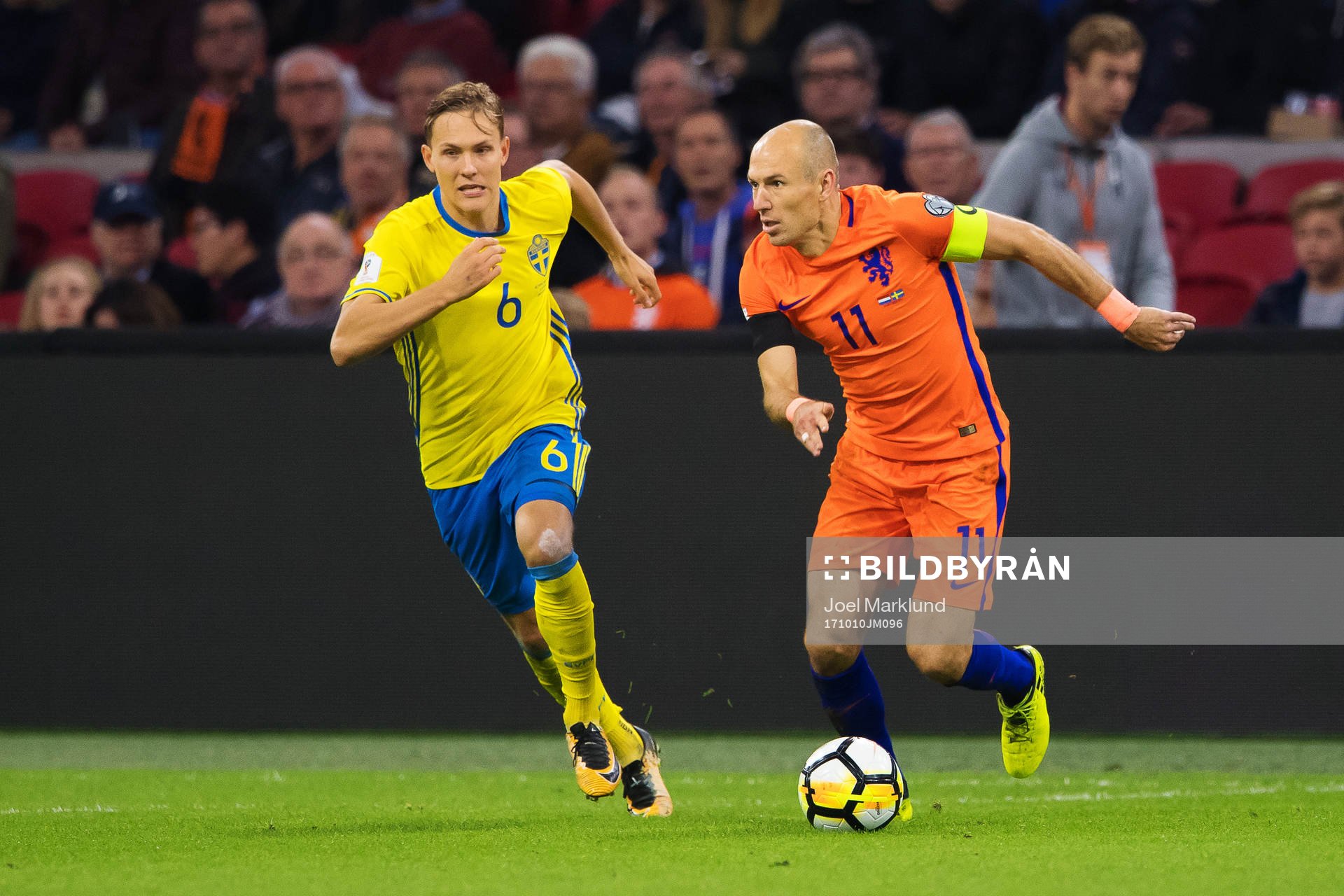 Sveriges Ludwig Augustinsson och Hollands Arjen Robben