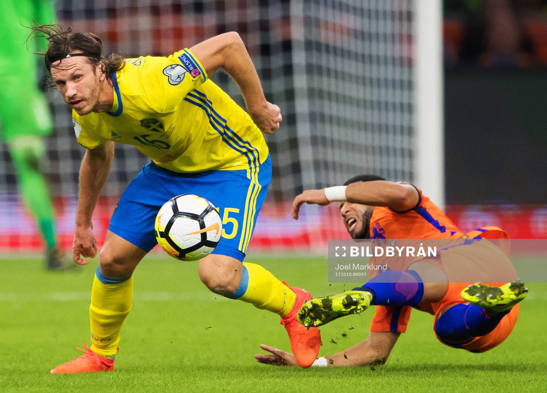 Sveriges Gustav Svensson i en duell med Hollands Tonny