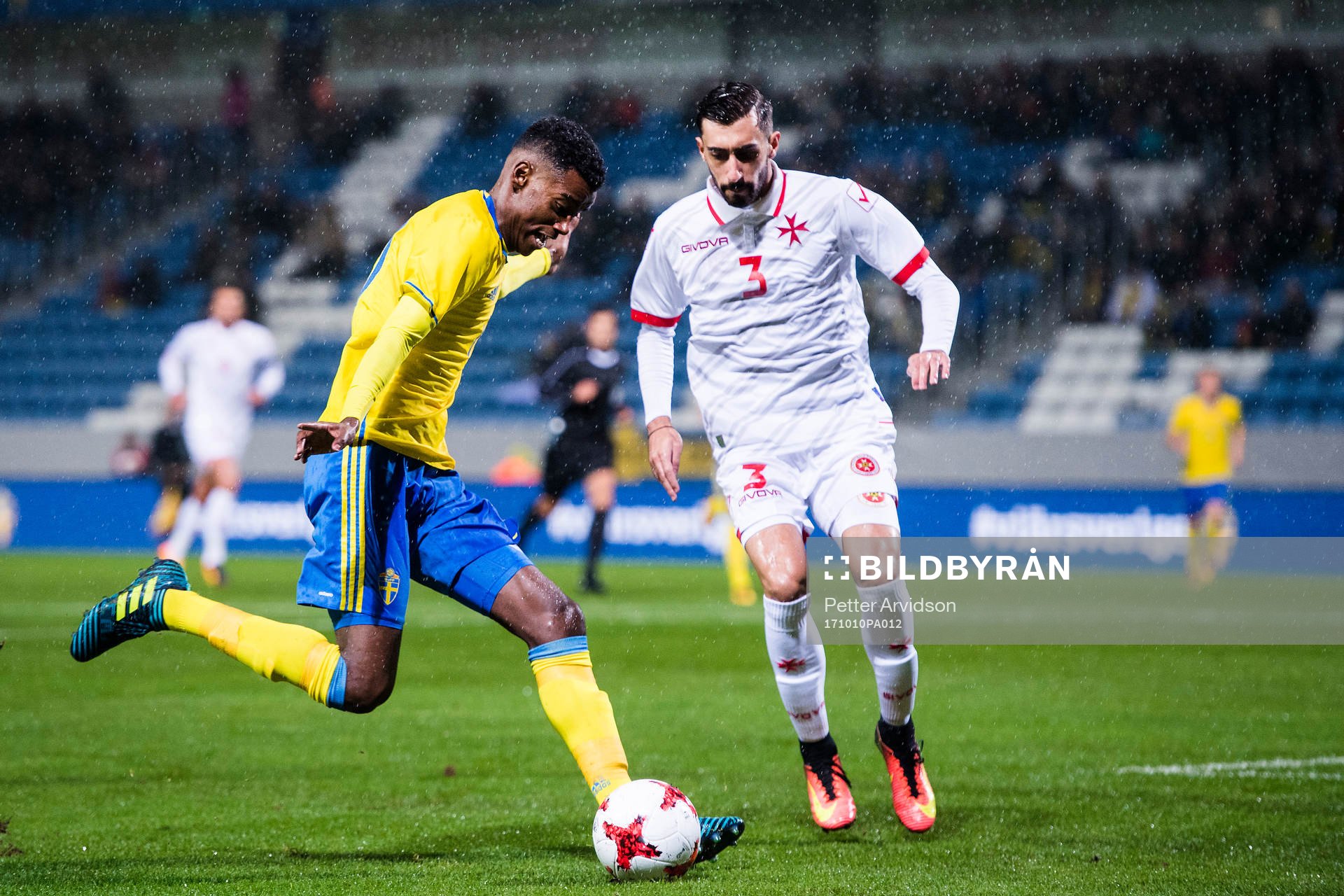 Sveriges Alexander Isak och Maltas Kurt Zammit