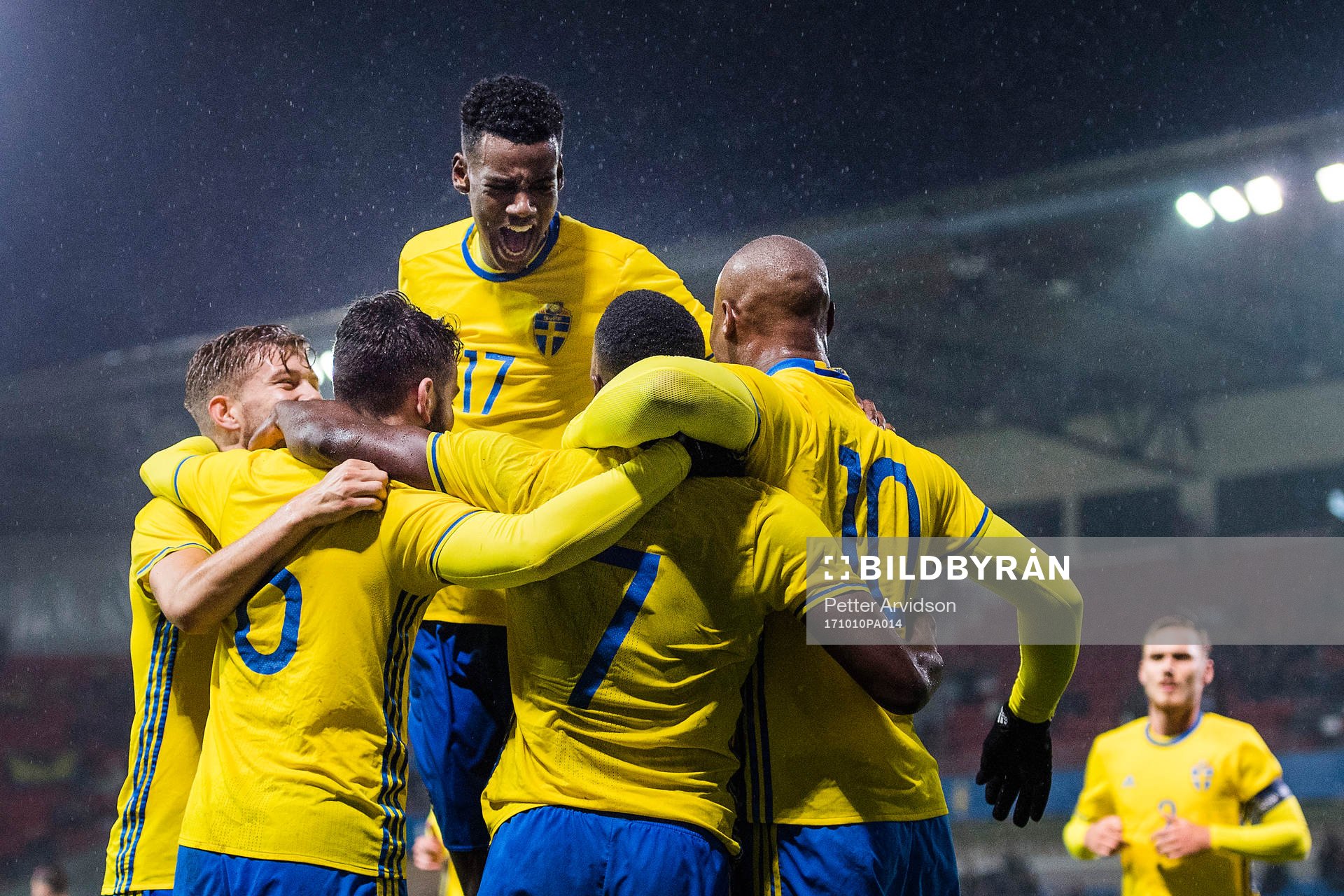 Sveriges Alexander Isak jublar