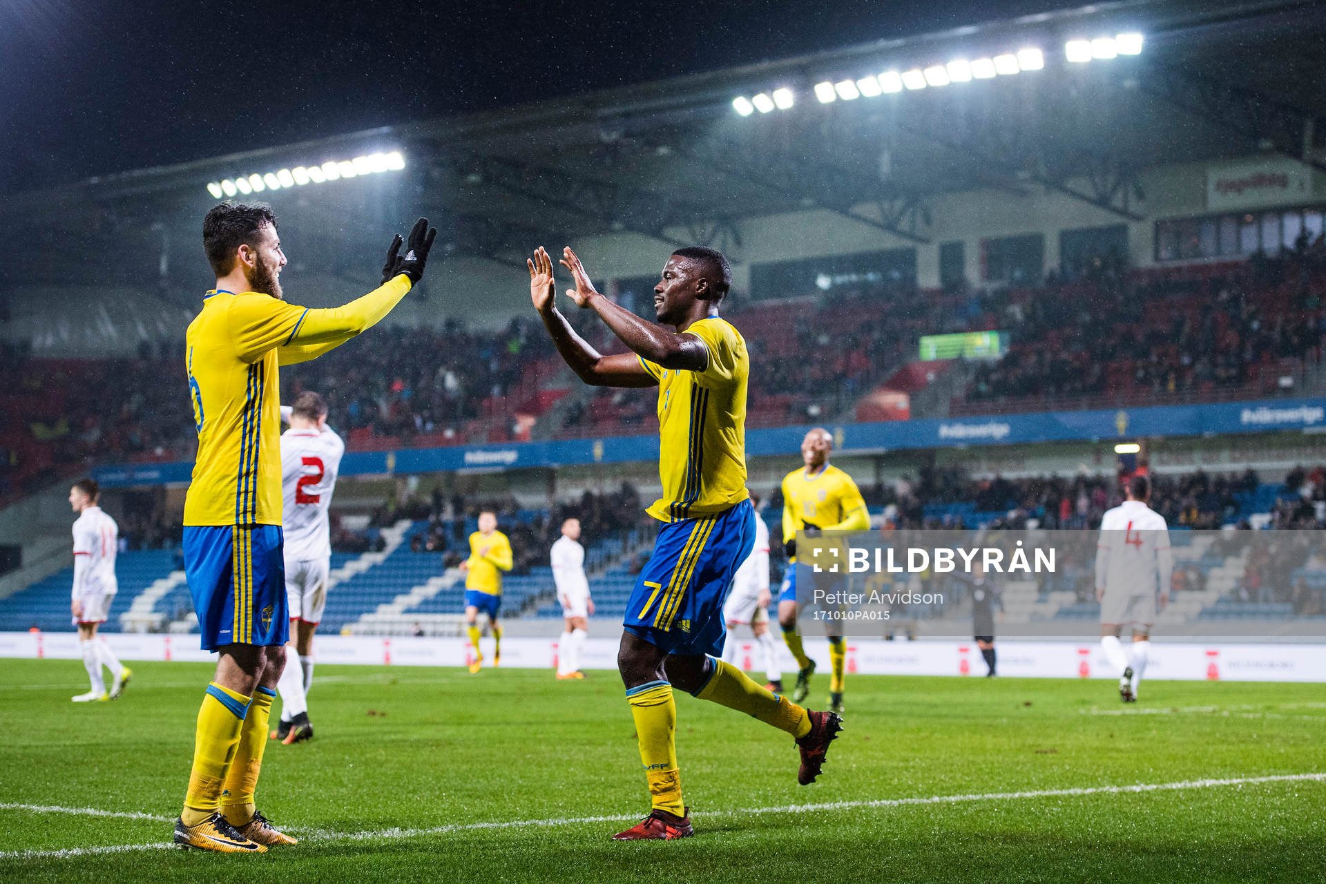 Sveriges Isak Ssewankambo gör 1-0 och jublar med Joel Andersson under fotbollsmatchen i kvalet till U21-EM mellan Sverige och Malta den 10 oktober 2017 i Helsingborg.