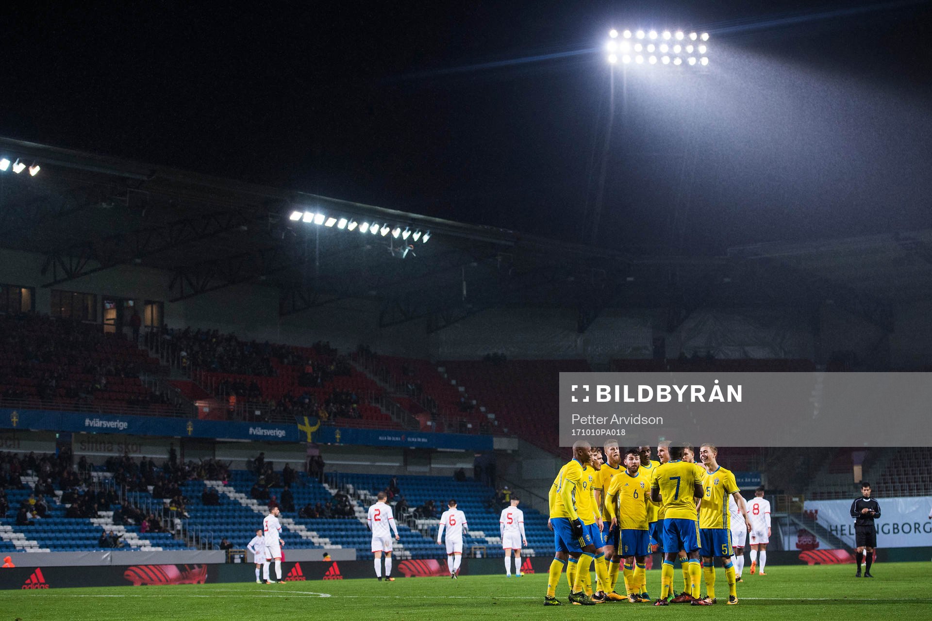 Sveriges spelare jublar efter att Carlos Strandberg gjort 2-0 under fotbollsmatchen i kvalet till U21-EM mellan Sverige och Malta den 10 oktober 2017 i Helsingborg.