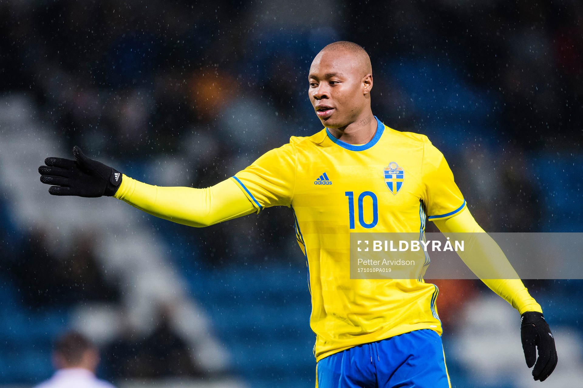 Sveriges Carlos Strandberg jublar efter att han har gjort 2-0 under fotbollsmatchen i kvalet till U21-EM mellan Sverige och Malta den 10 oktober 2017 i Helsingborg.