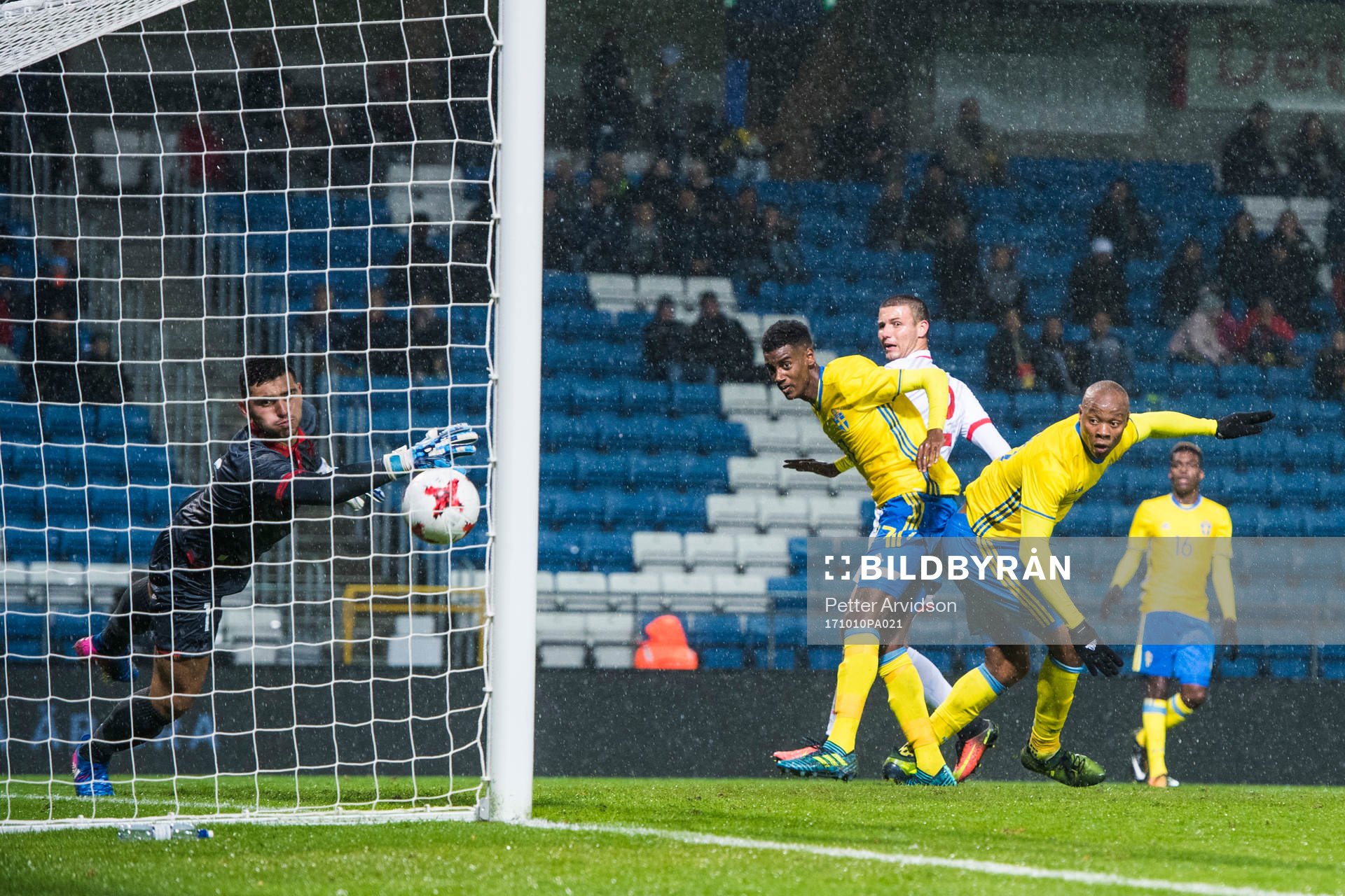 Sveriges Carlos Strandberg och Alexander Isak gör 3-0