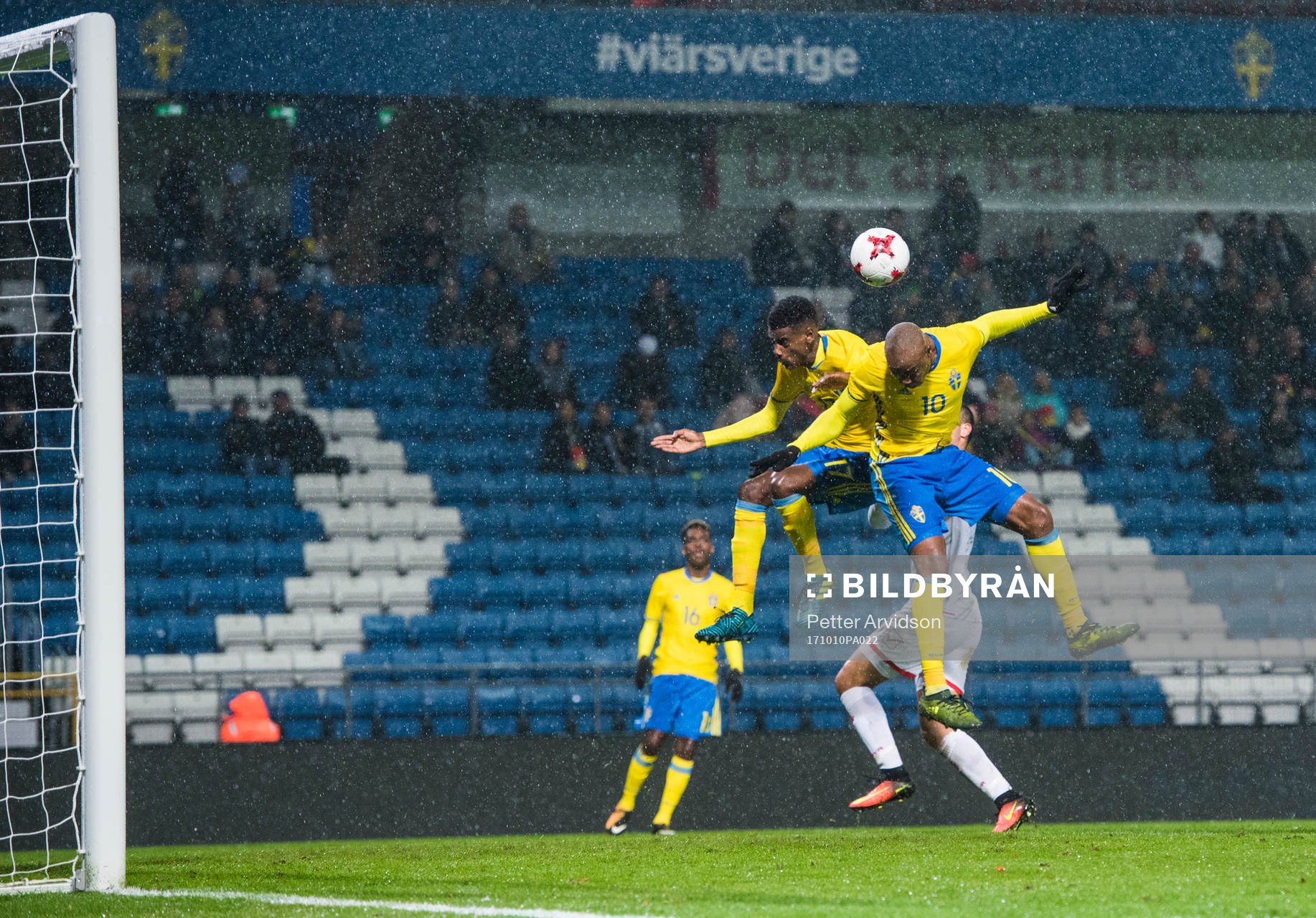 Sveriges Carlos Strandberg och Alexander Isak gör 3-0