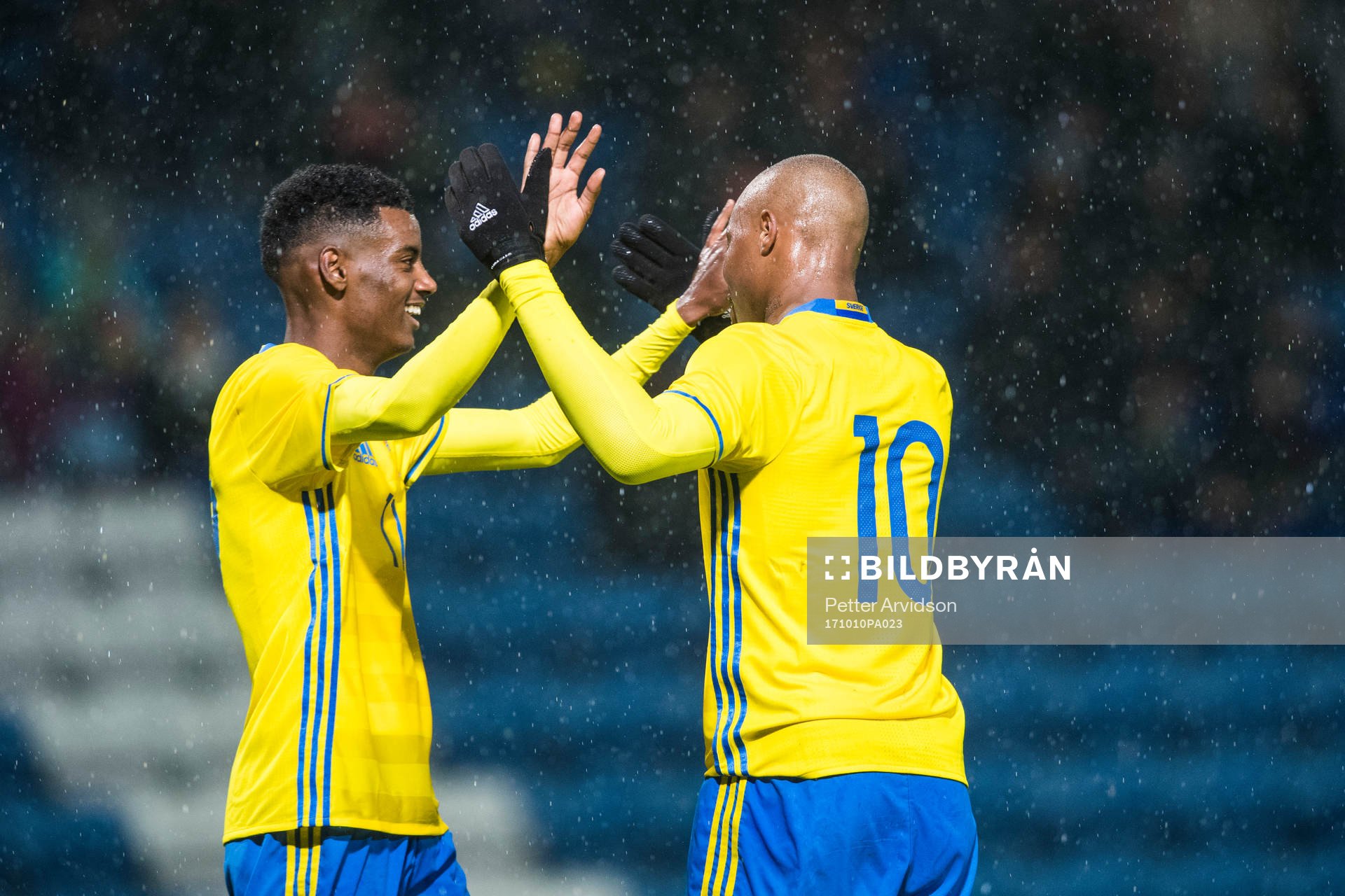 Sveriges Carlos Strandberg och Alexander Isak jublar