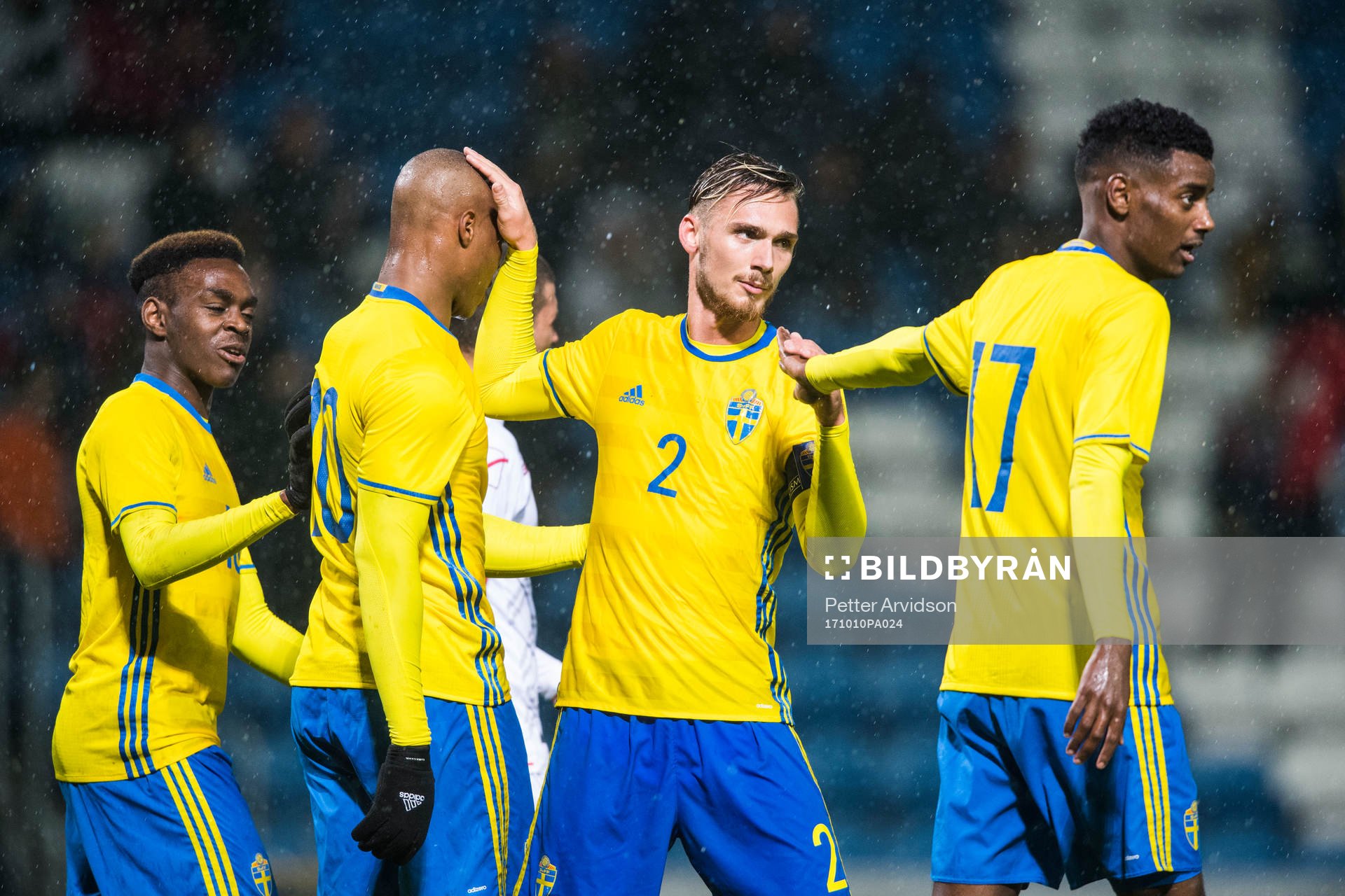 Sveriges Carlos Strandberg och Alexander Isak gör 3-0 och