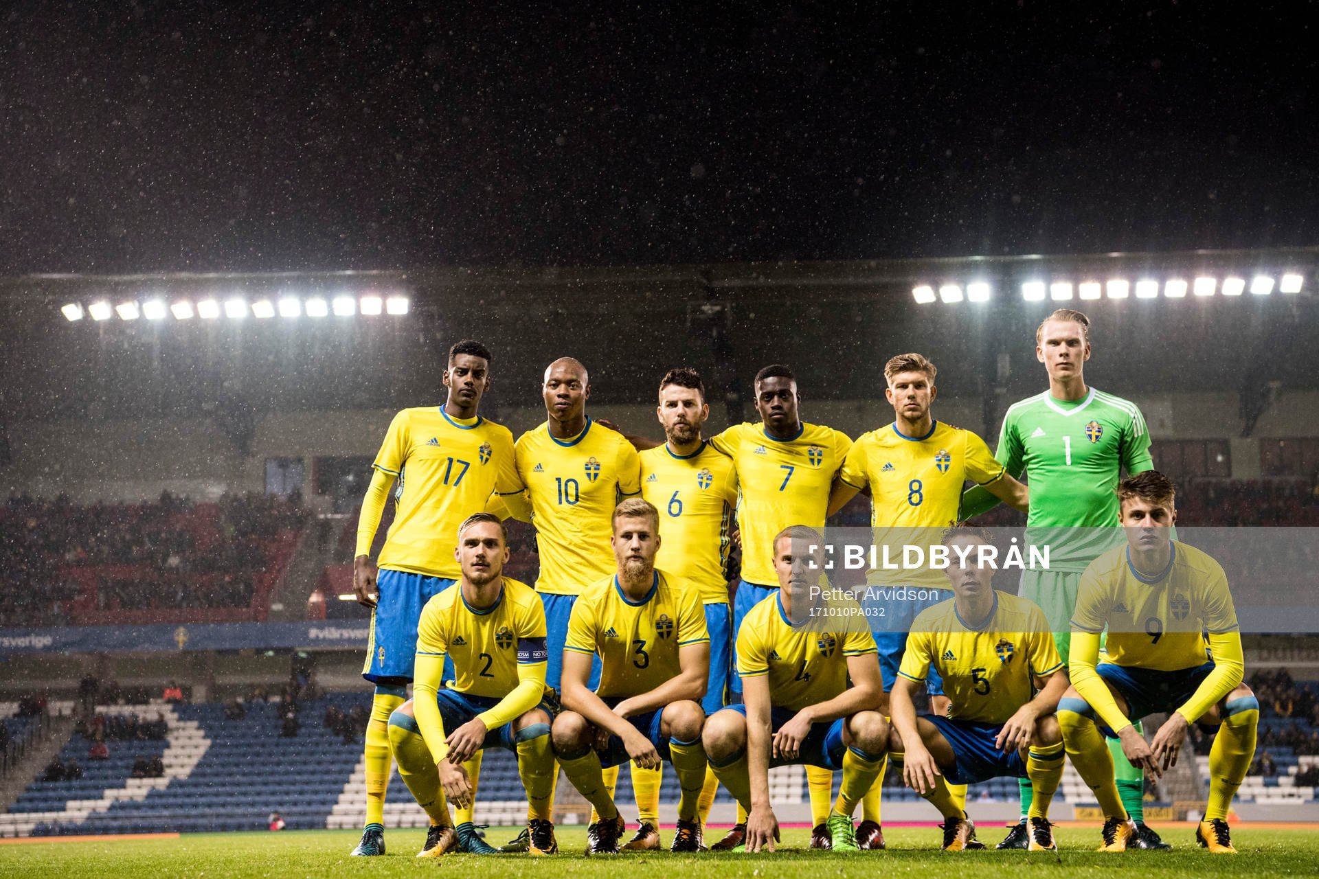Sveriges startelva ställer upp för en lagbild, övre