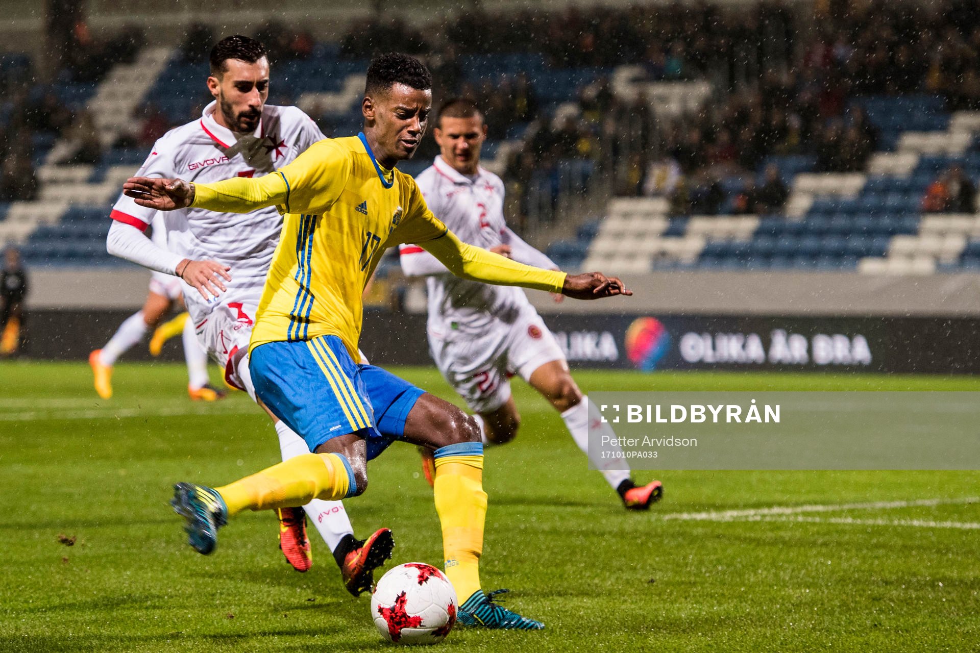 Sveriges Alexander Isak och Maltas Kurt Zammit