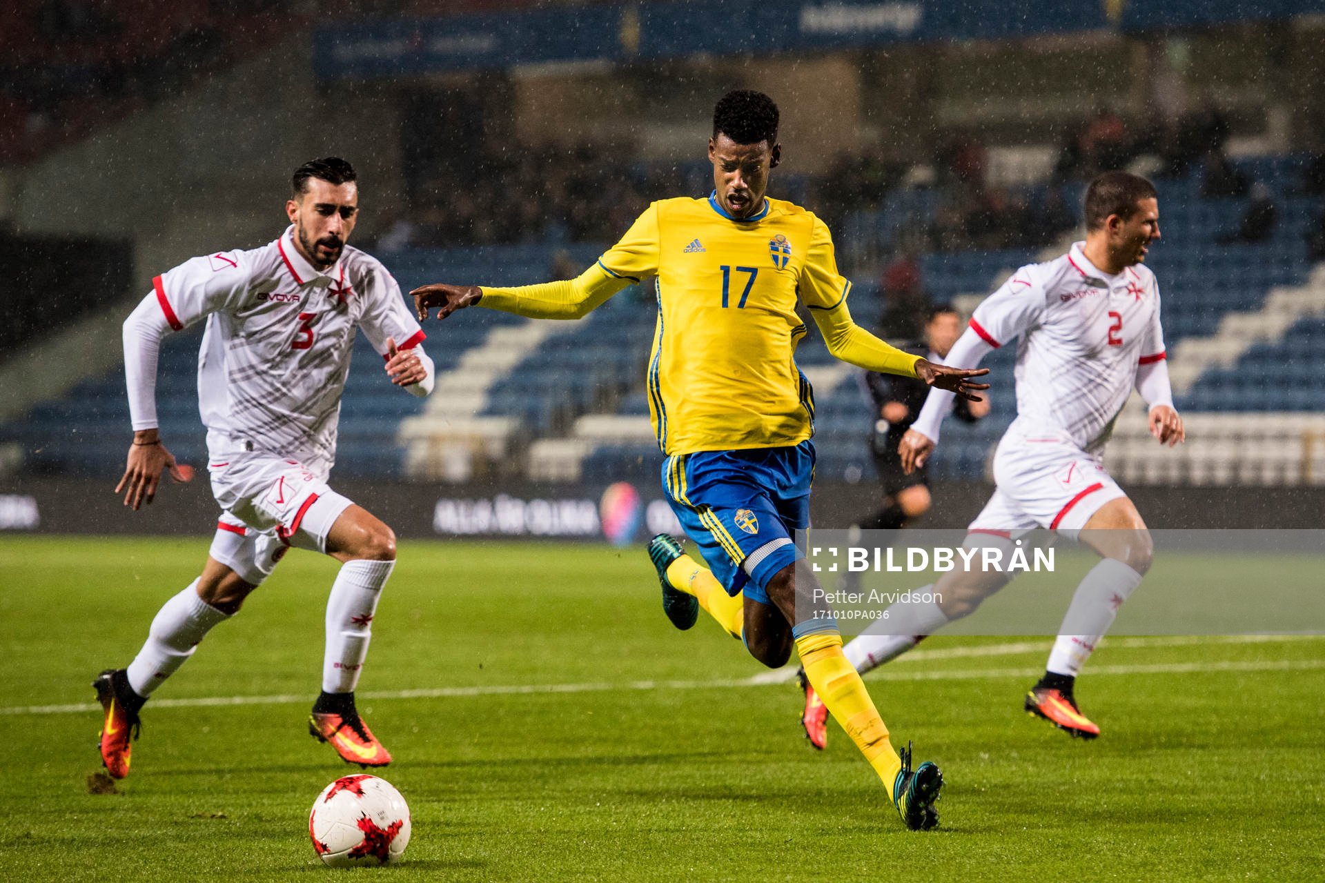 Sveriges Alexander Isak med bollen