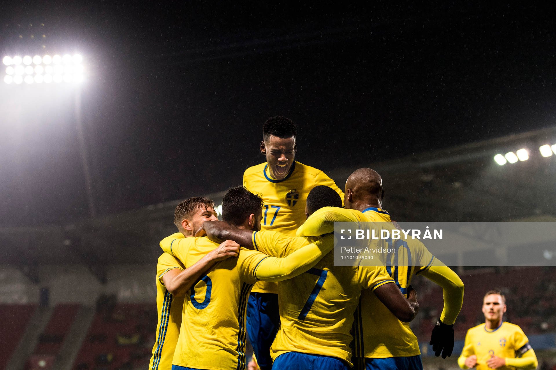 Sveriges spelare med Alexander Isak (m) jublar