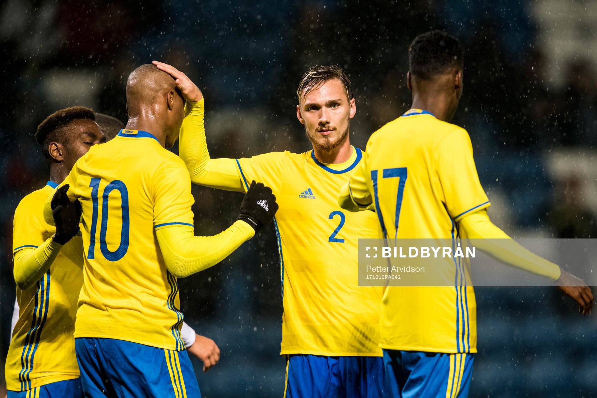Sveriges Linus Wahlqvist klappar om Carlos Strandberg