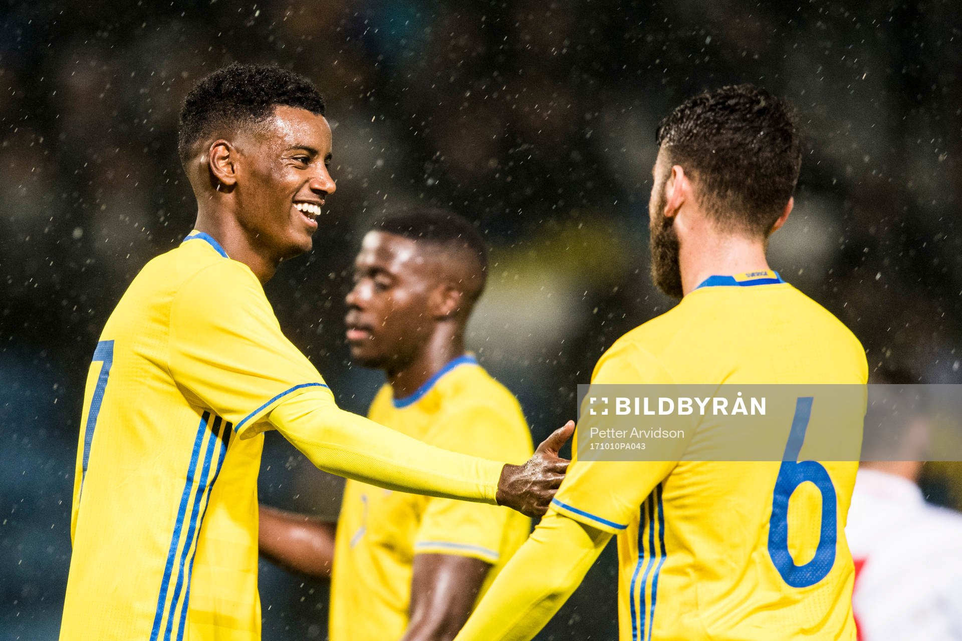 Sveriges Alexander Isak jublar med Erdal Rakip efter 3-0 målet under fotbollsmatchen i kvalet till U21-EM mellan Sverige och Malta den 10 oktober 2017 i Helsingborg.