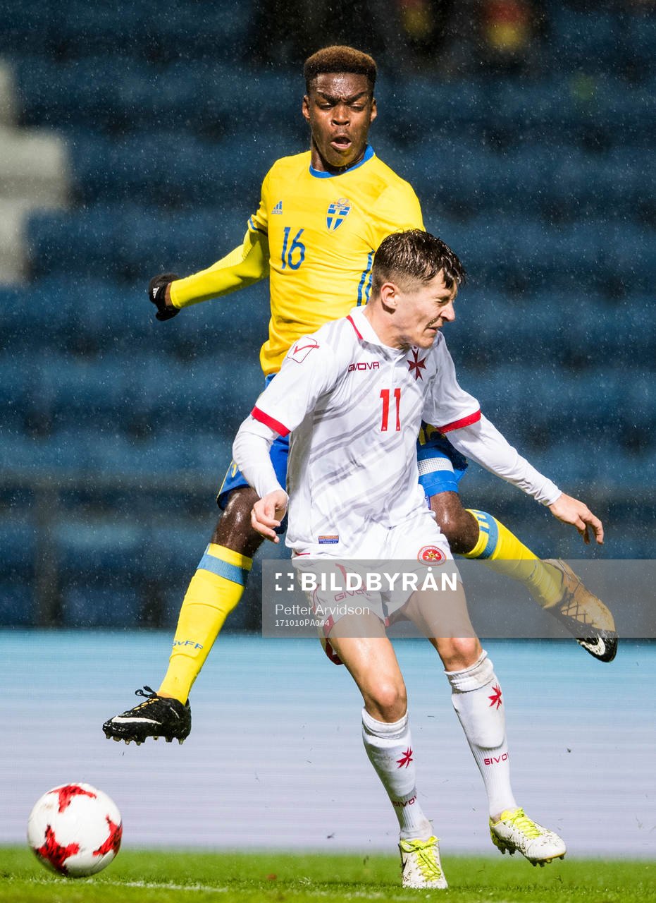 Sveriges Joel Asoro och Maltas Myles Beerman