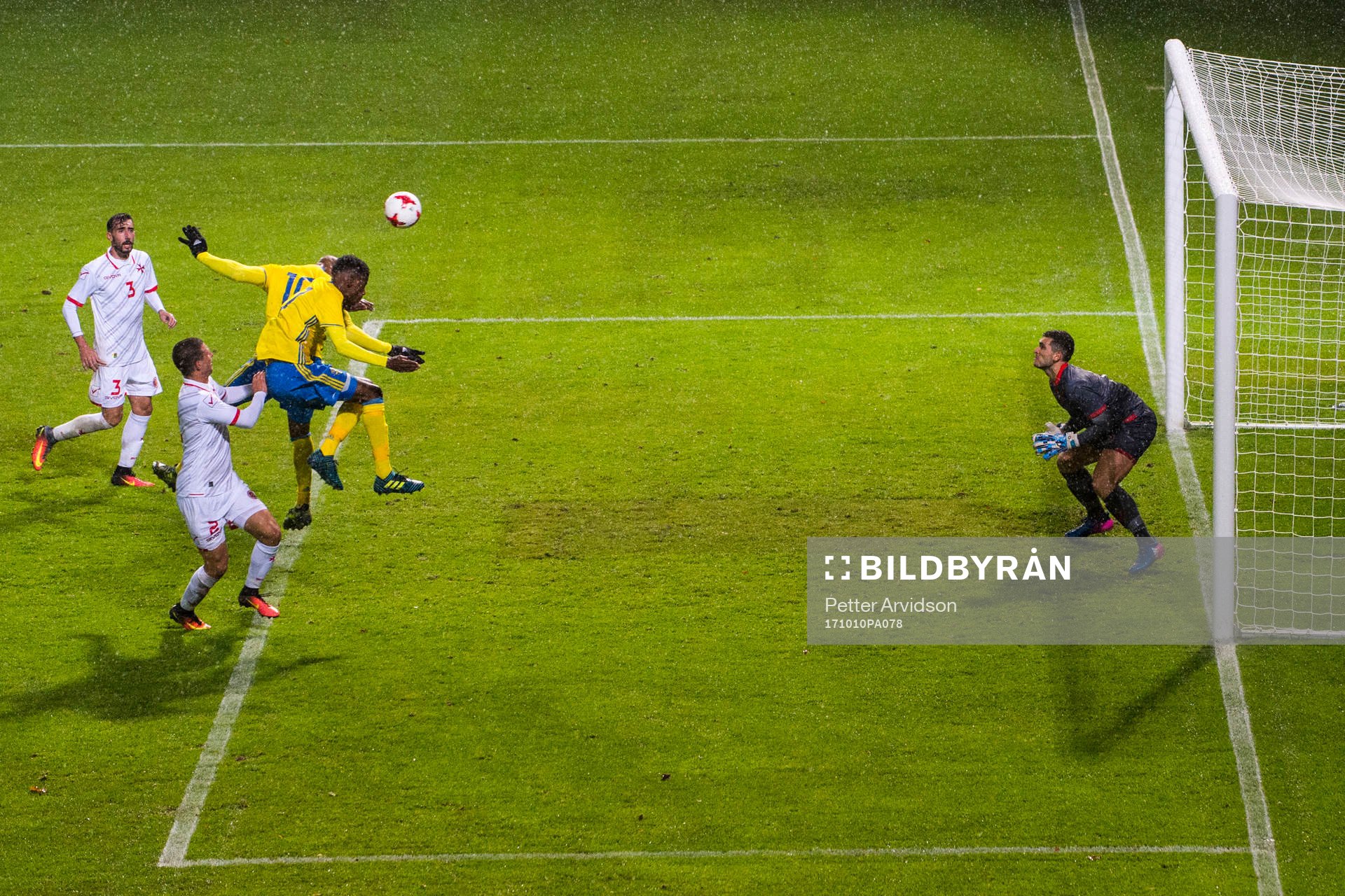 Sveriges Carlos Strandberg och Alexander Isak gör 3-0 i en