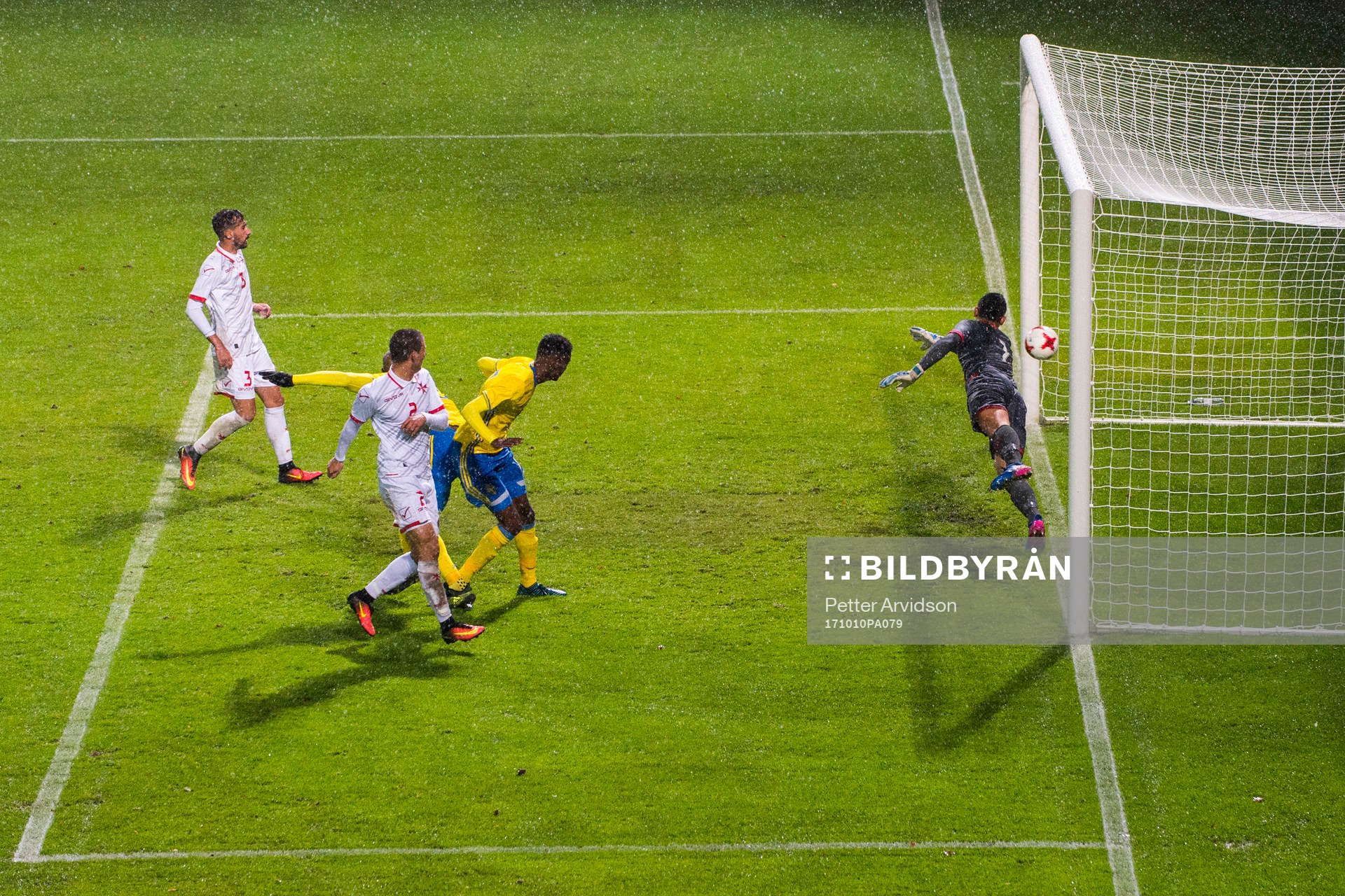 Sveriges Carlos Strandberg och Alexander Isak gör 3-0 i en
