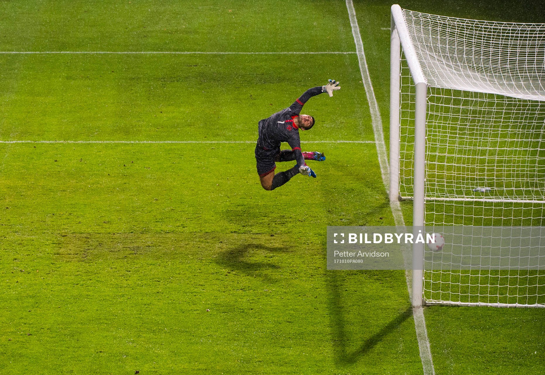 Sveriges Carlos Strandberg (ej i bild) gör 2-0 bakom