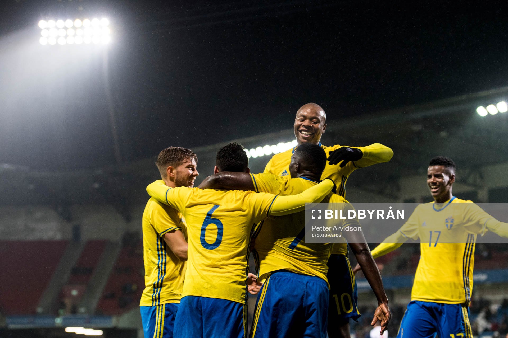 Sveriges Carlos Strandberg jublar med Isak Ssewankambo efter hans 1-0 mål under fotbollsmatchen i kvalet till U21-EM mellan Sverige och Malta den 10 oktober 2017 i Helsingborg.