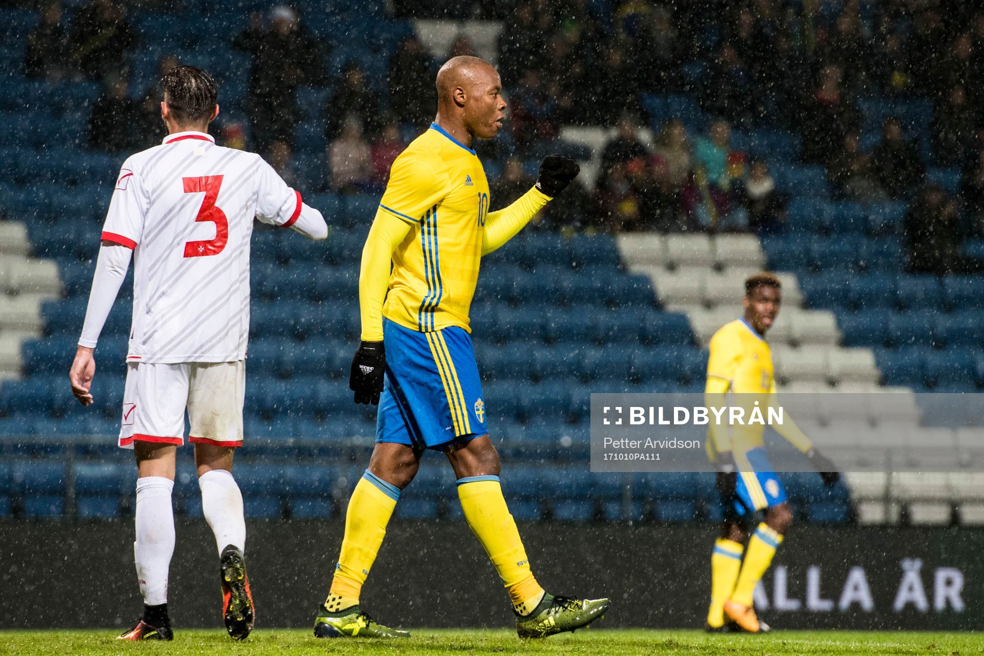 Sveriges Carlos Strandberg jublar efter sitt 3-0 mål under fotbollsmatchen i kvalet till U21-EM mellan Sverige och Malta den 10 oktober 2017 i Helsingborg.