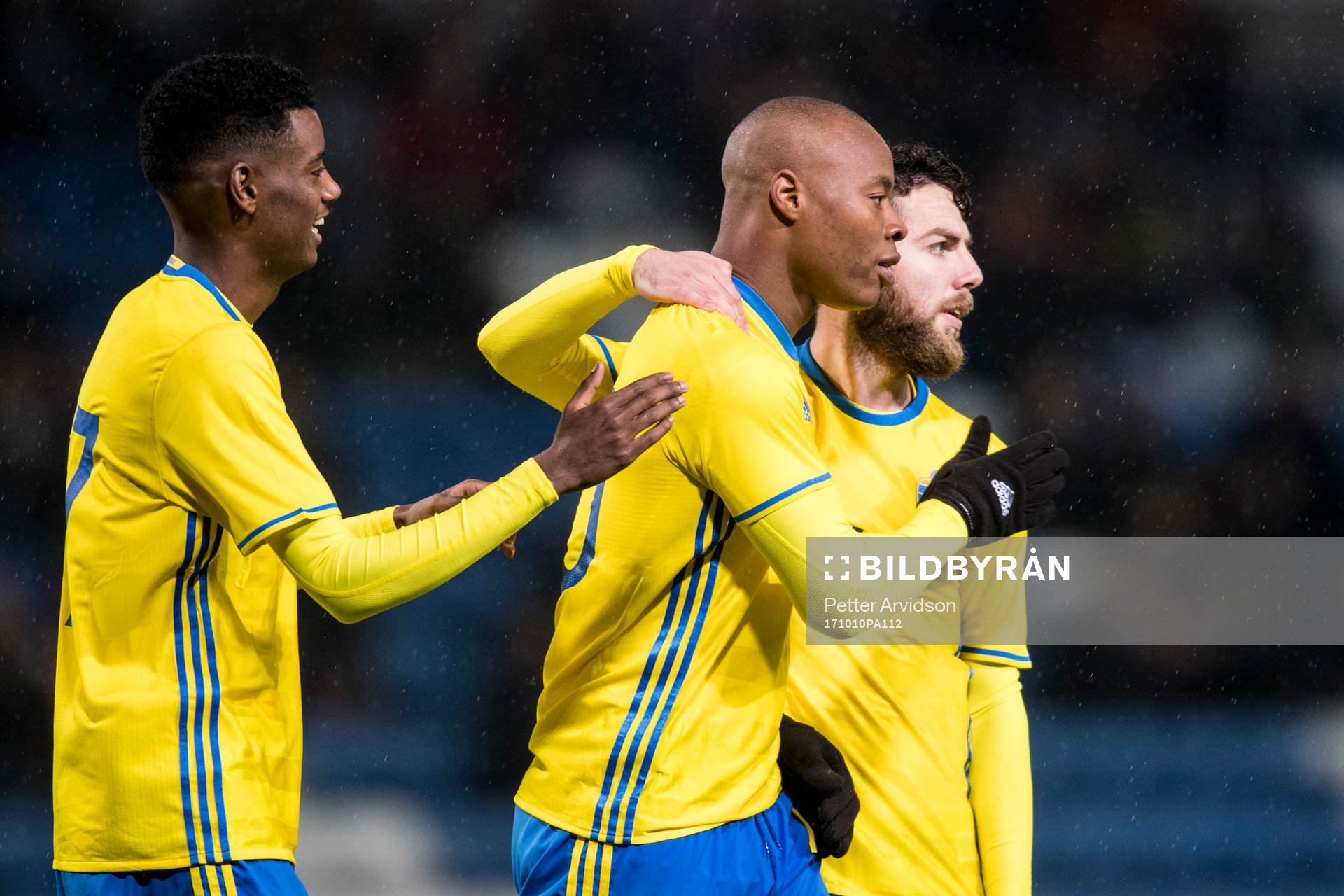 Sveriges Carlos Strandberg jublar med Alexander Isak och