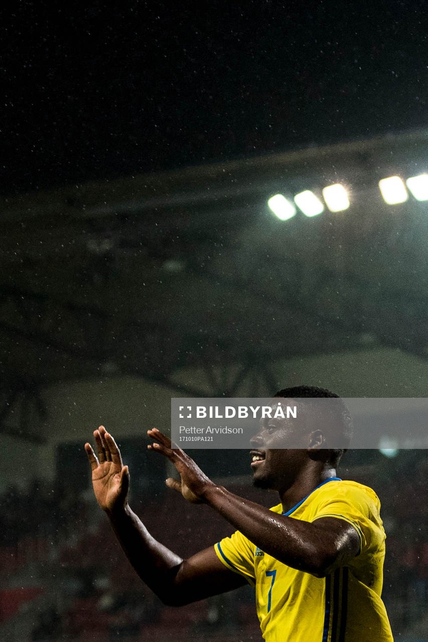 Sveriges Isak Ssewankambo jublar efter sitt 1-0 mål under fotbollsmatchen i kvalet till U21-EM mellan Sverige och Malta den 10 oktober 2017 i Helsingborg.