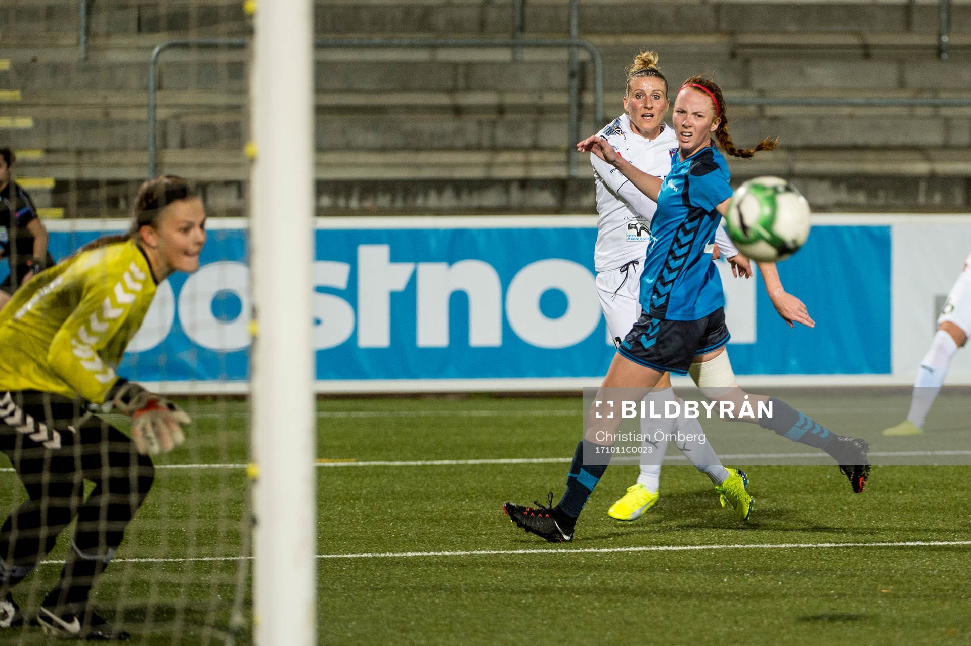 Rosengårds Anja Mittag mot Olimpia Clujs målvakt Jillian