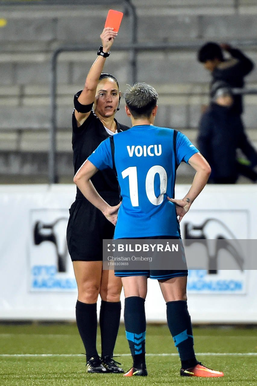 Olimpia Clujs Andreea Voicu får rött kort av domare