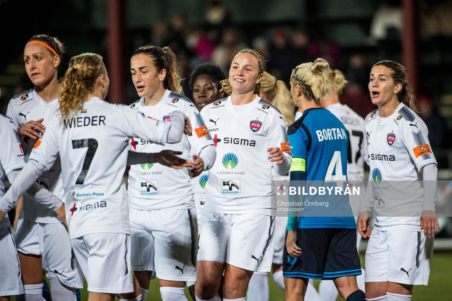 Rosengårds Glodis Perla Viggosdottir i mitten jublar