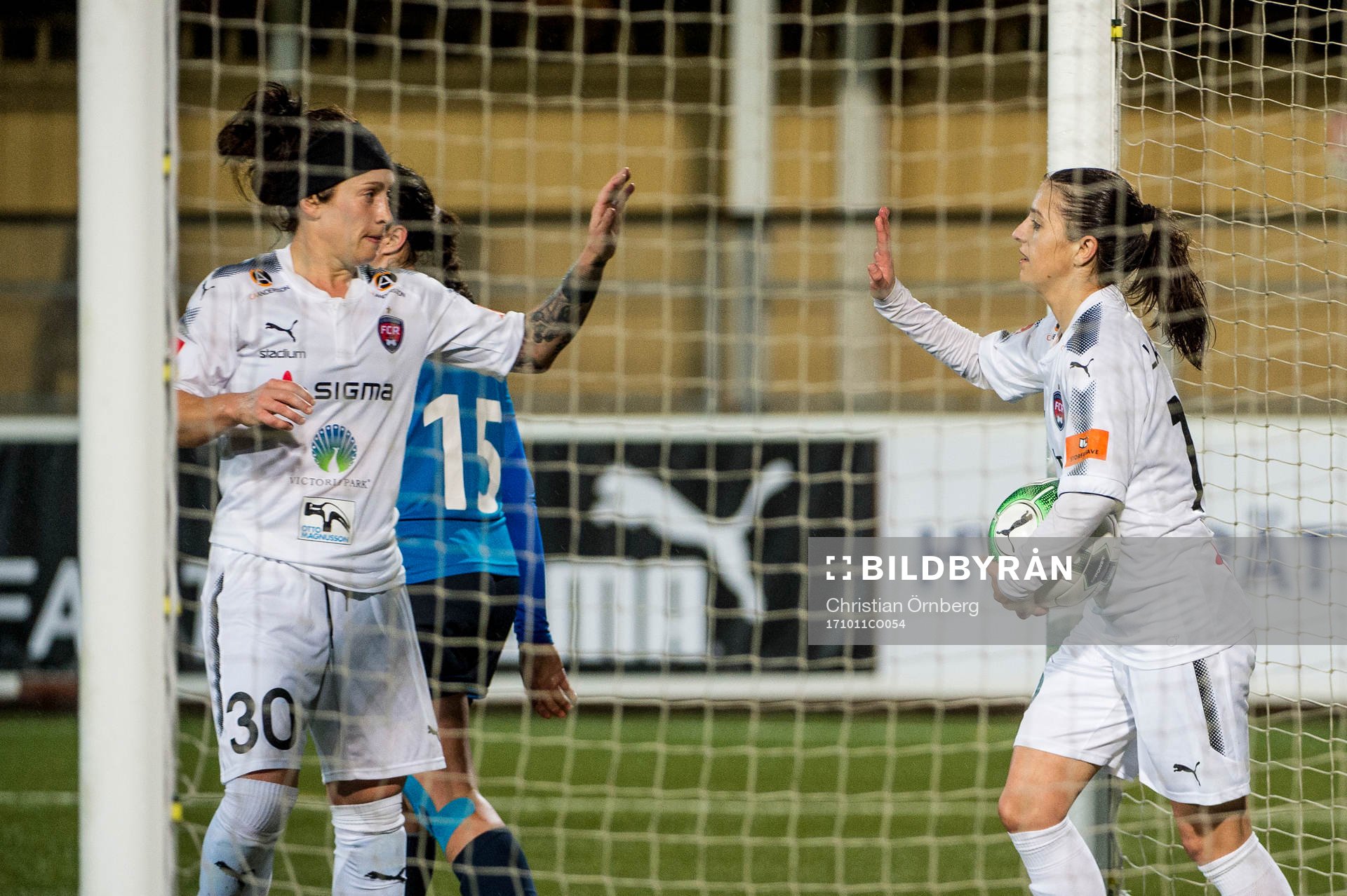 Rosengårds Ella Masar McLeod jublar med Iva Landeka som
