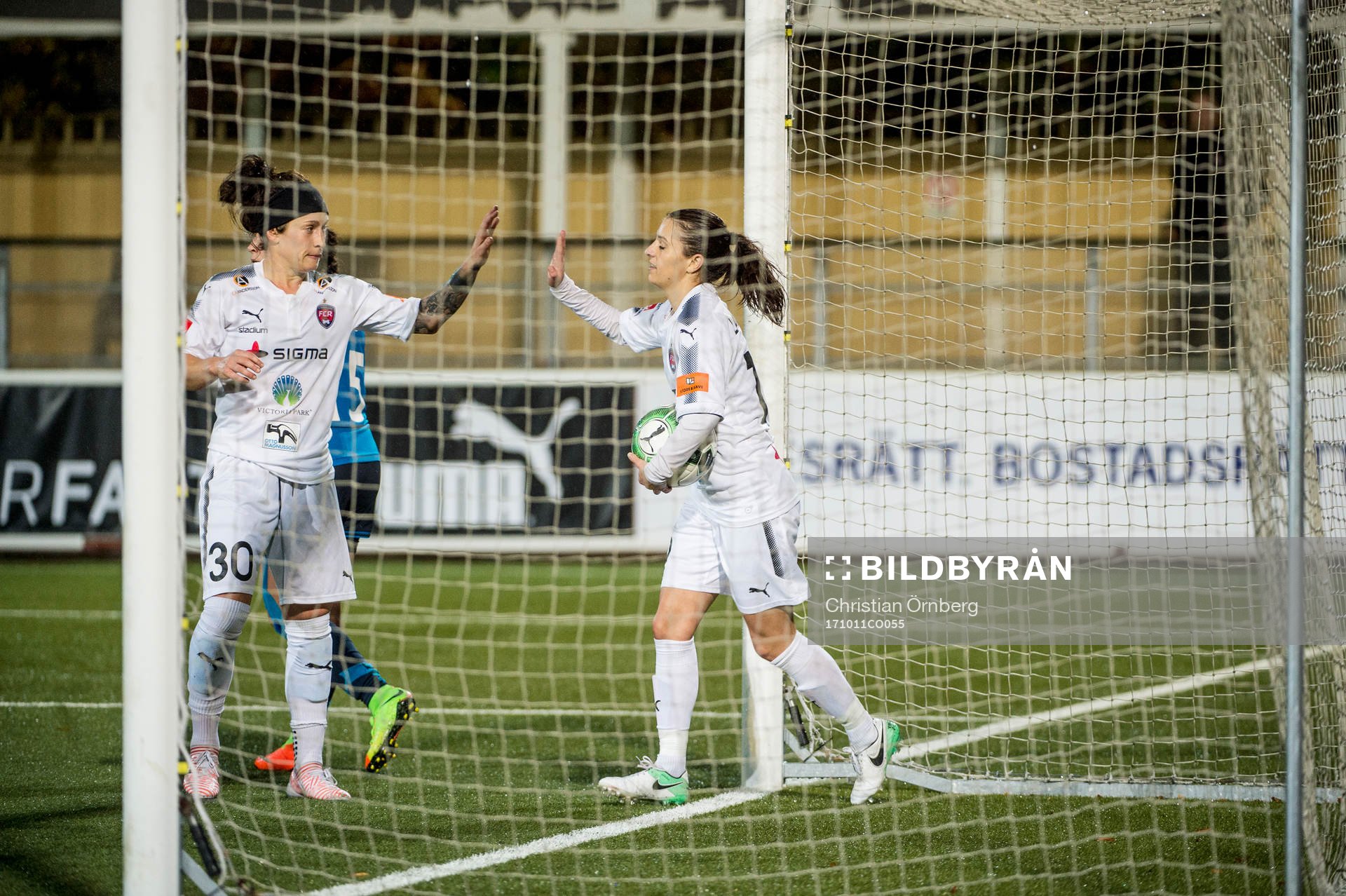 Rosengårds Ella Masar McLeod jublar med Iva Landeka som