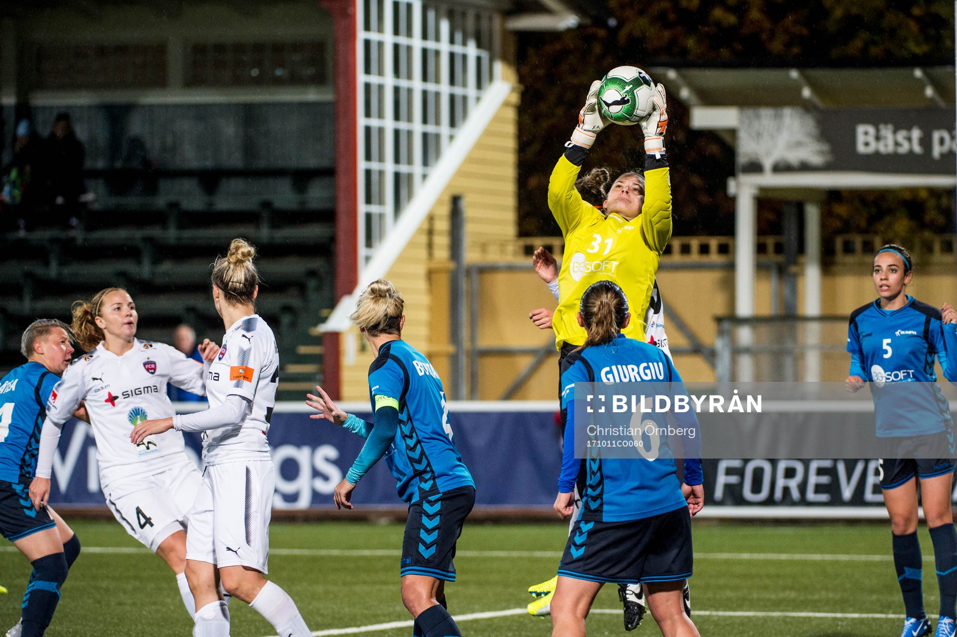 Olimpia Clujs målvakt Jillian McVicker gör en räddning