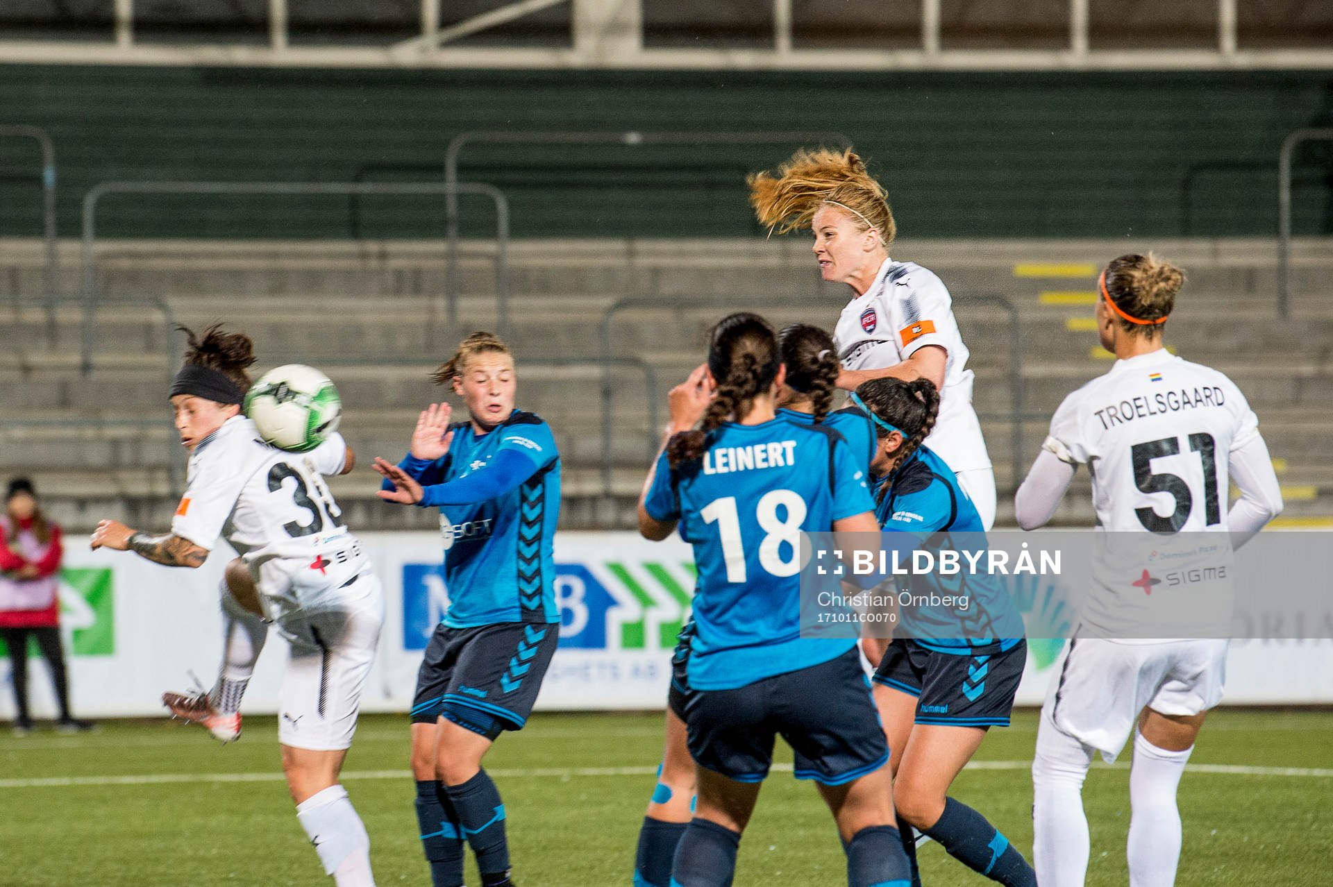 Rosengårds Glodis Perla Viggosdottir nickar bollen mot mål