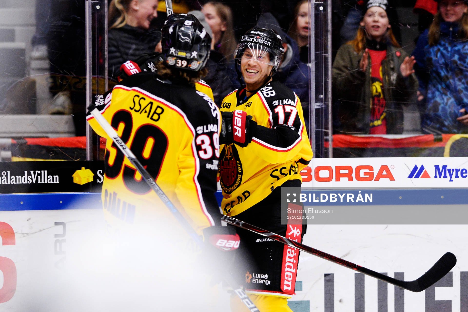 Luleås Andreas Falk jublar med Luleås Pontus Själin