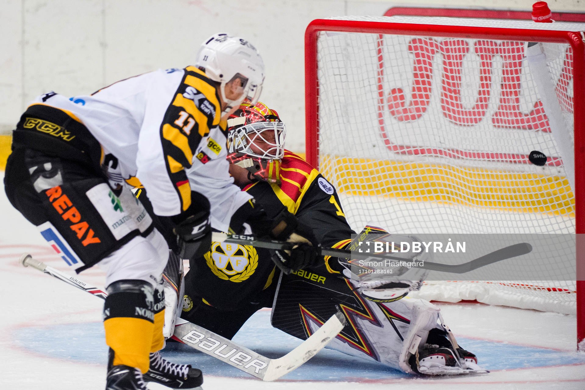 Skellefteås Henrik Hetta gör 3-1 bakom Brynäs målvakt