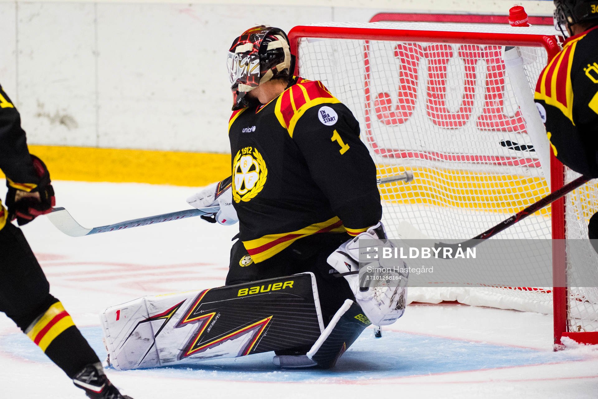 Brynäs målvakt Felix Sandström har inte kontroll på