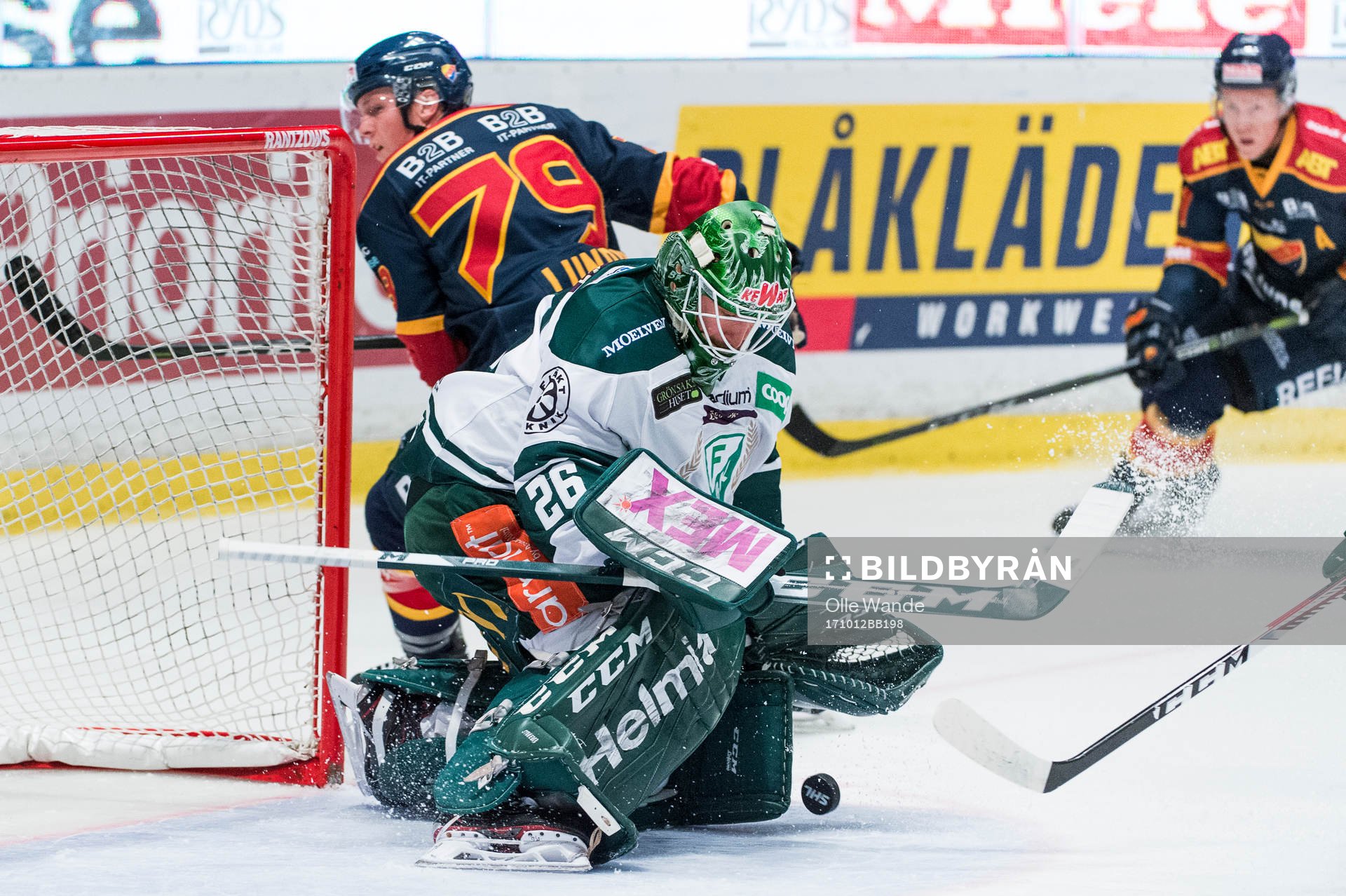 Färjestads målvakt Stefan Stéen räddar ett skott från