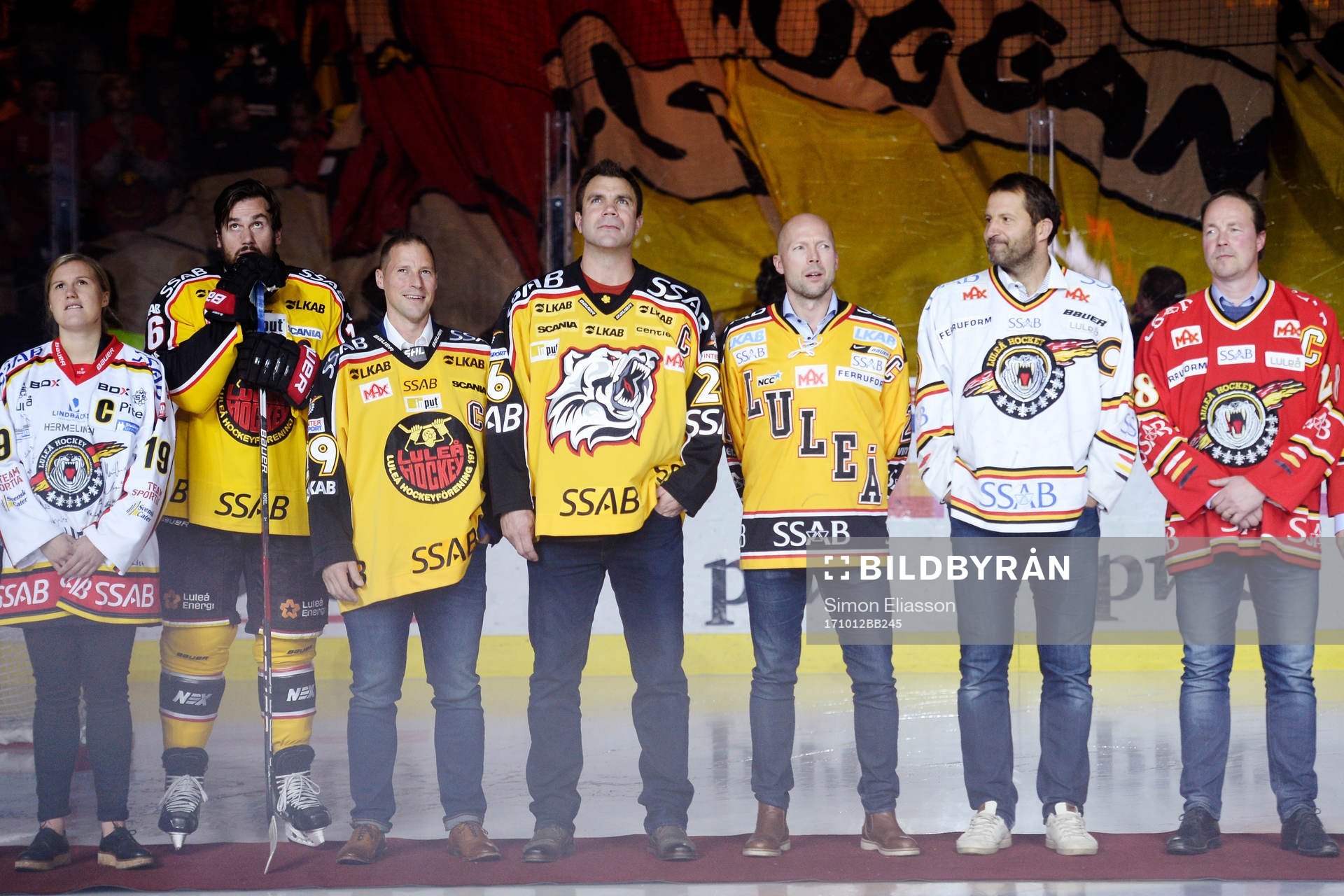 Mikael Renberg (vit tröja) med andra i luleåtröjor