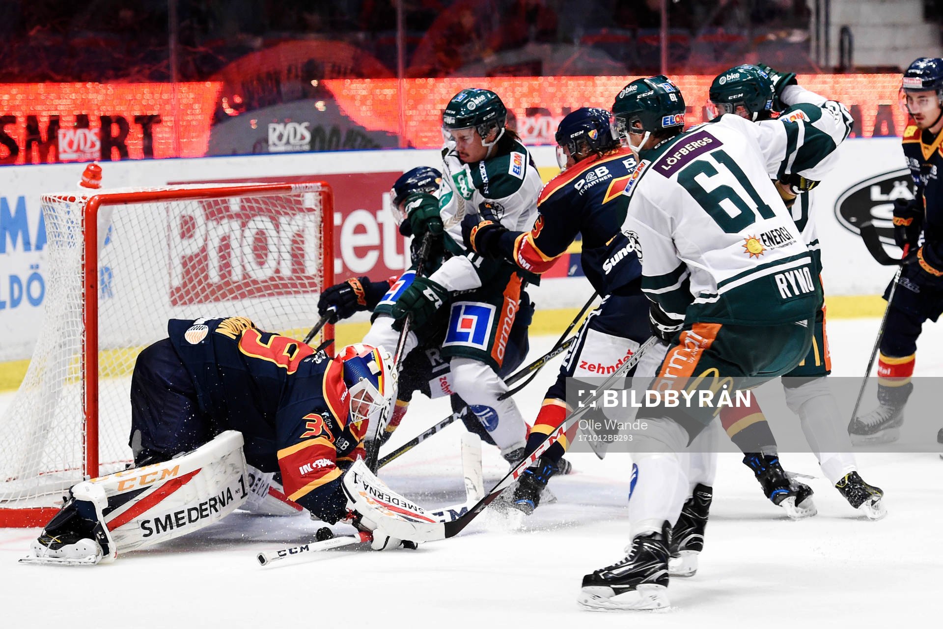 Djurgårdens målvakt Adam Reideborn blockerar pucken