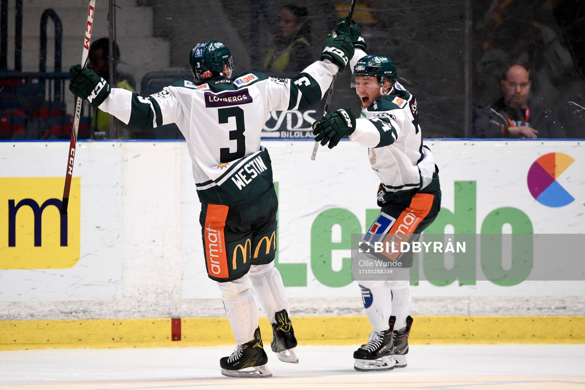Färjestads Jens Westin utökar till 2-3 och jublar med